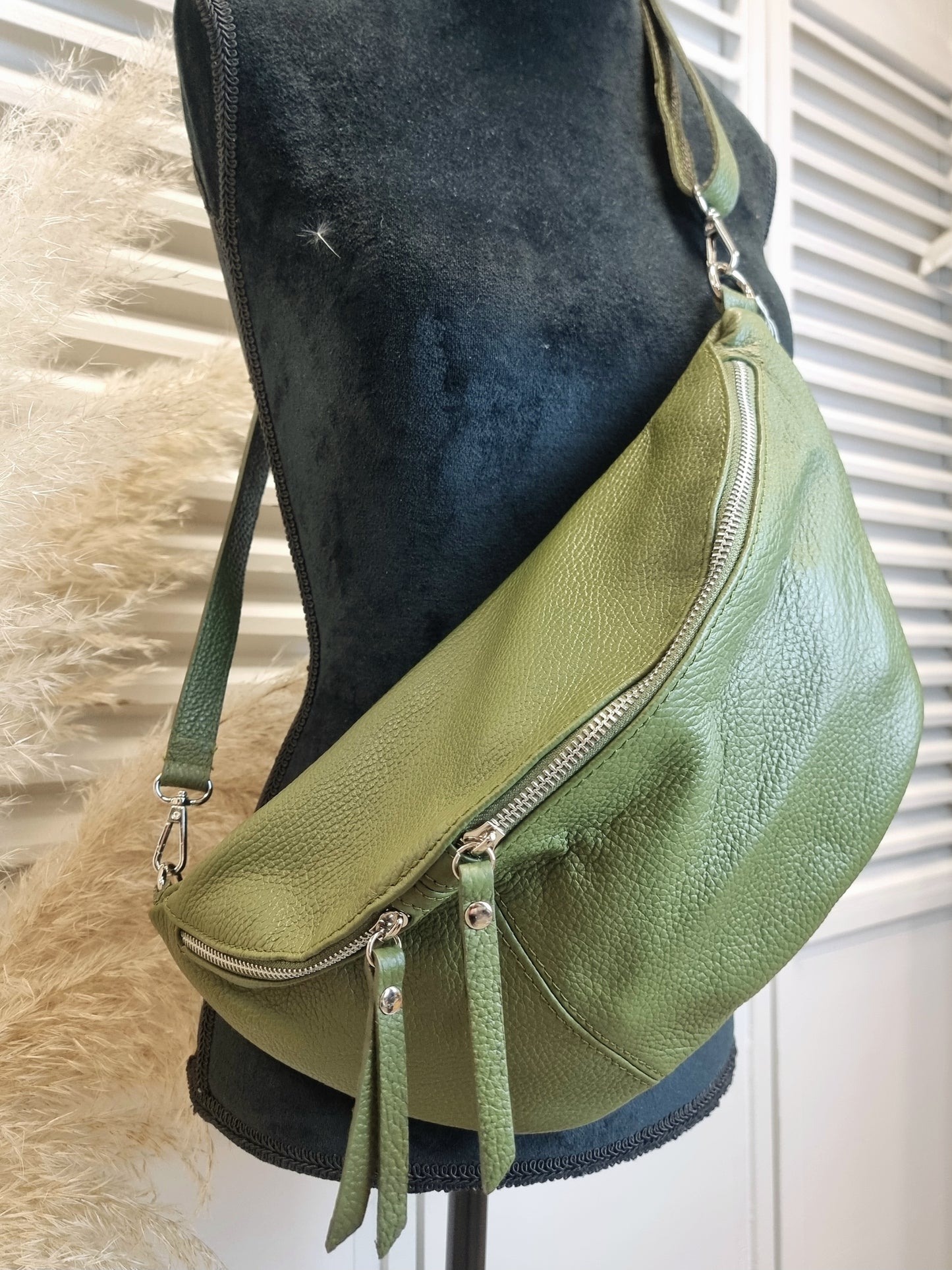 Crossbody-Bag Leder mit 2 Reißverschlüssen in Khaki
