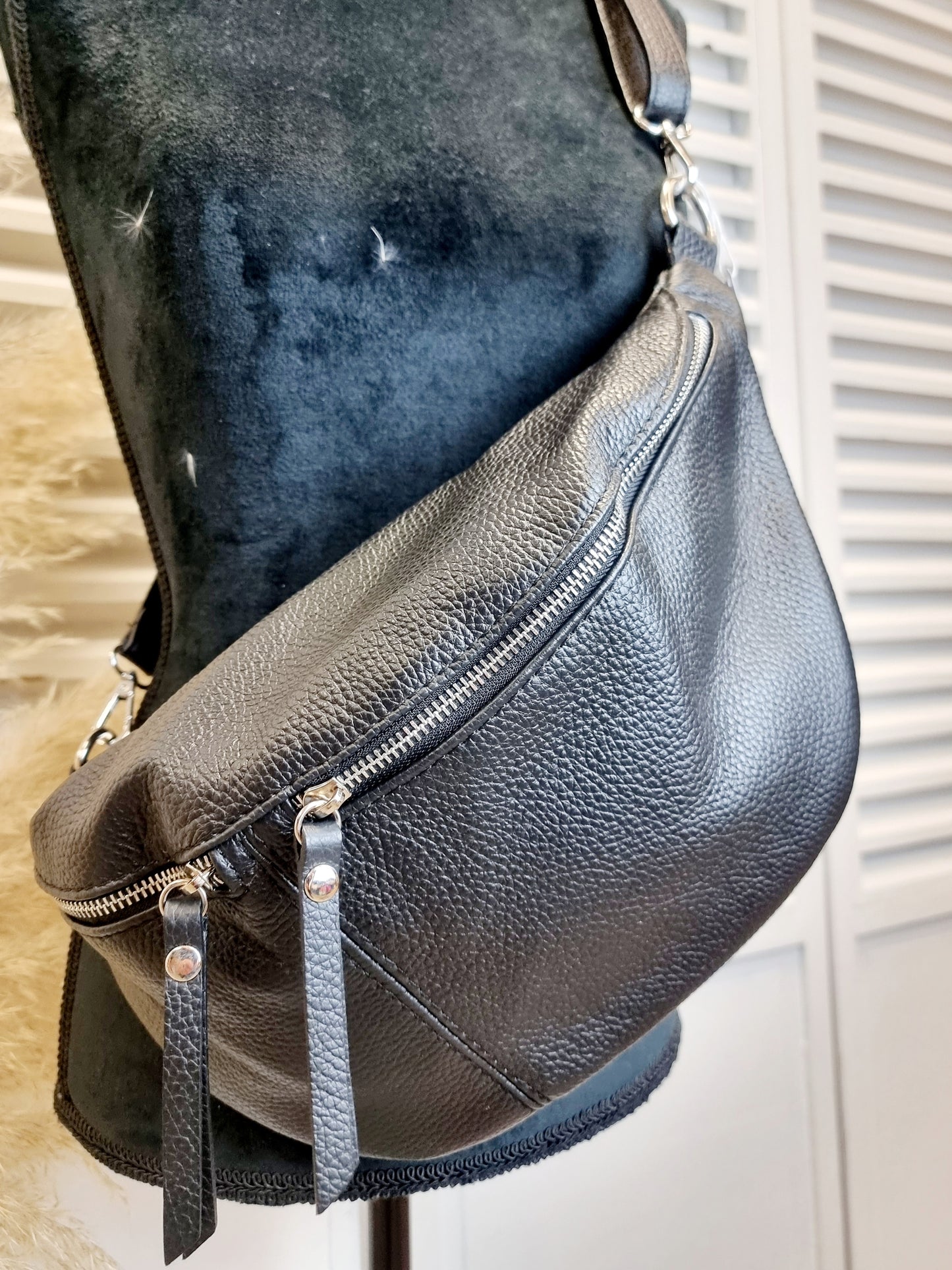 Crossbody-Bag Leder mit 2 Reißverschlüssen in Schwarz