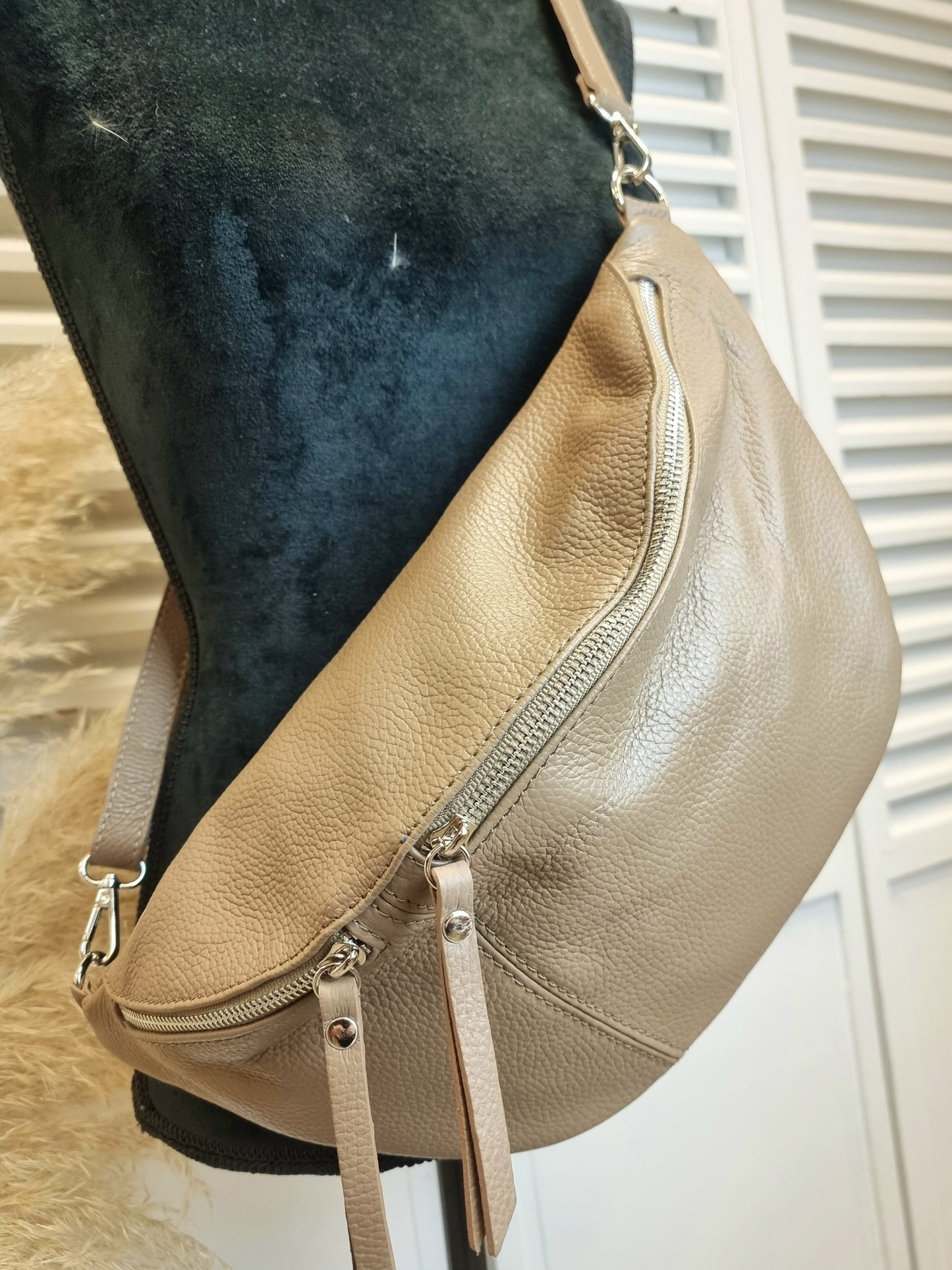 Crossbody-Bag Leder mit 2 Reißverschlüssen in Taupe