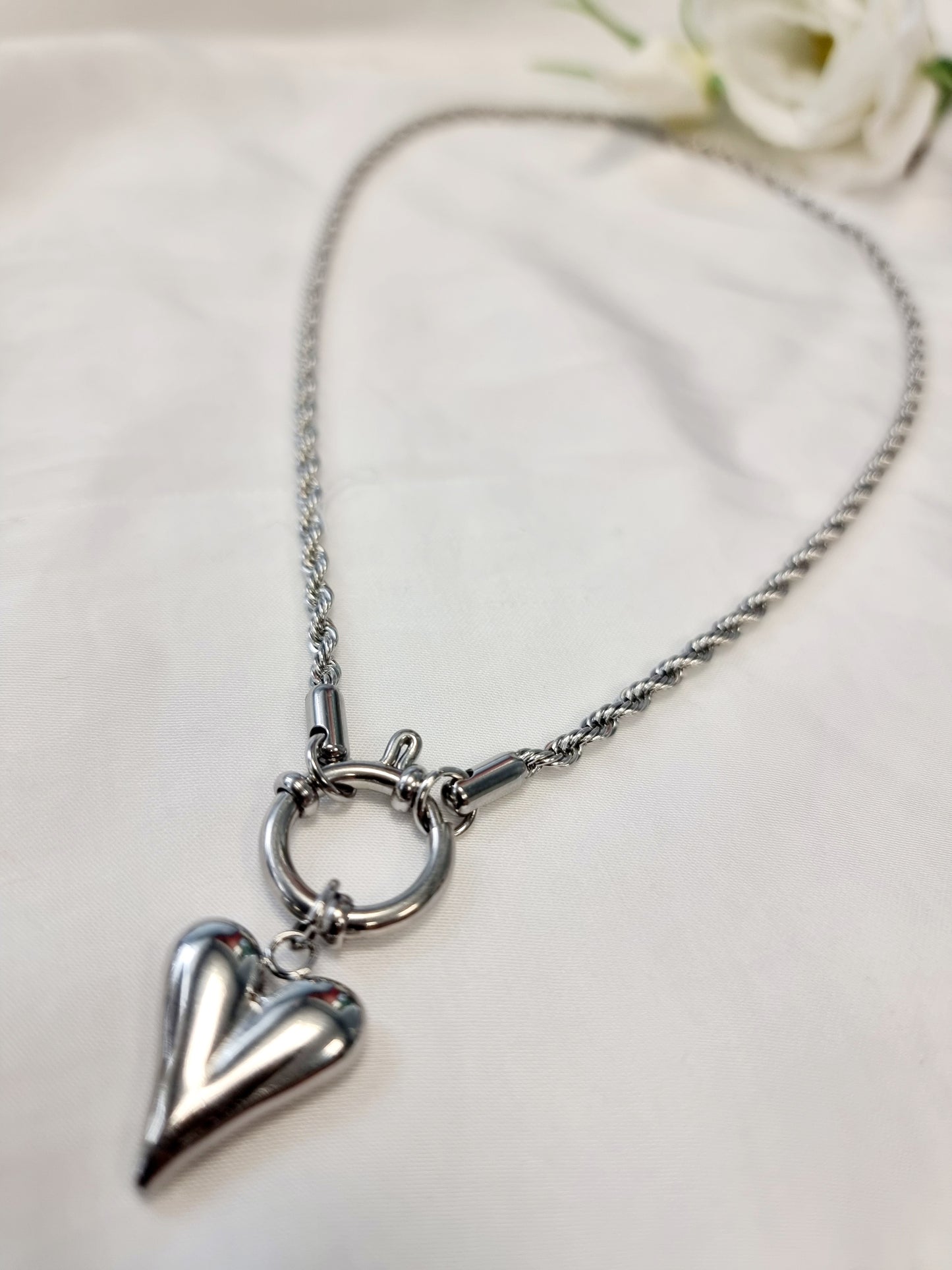 Kurze Halskette mit Herz in Gold und Silber