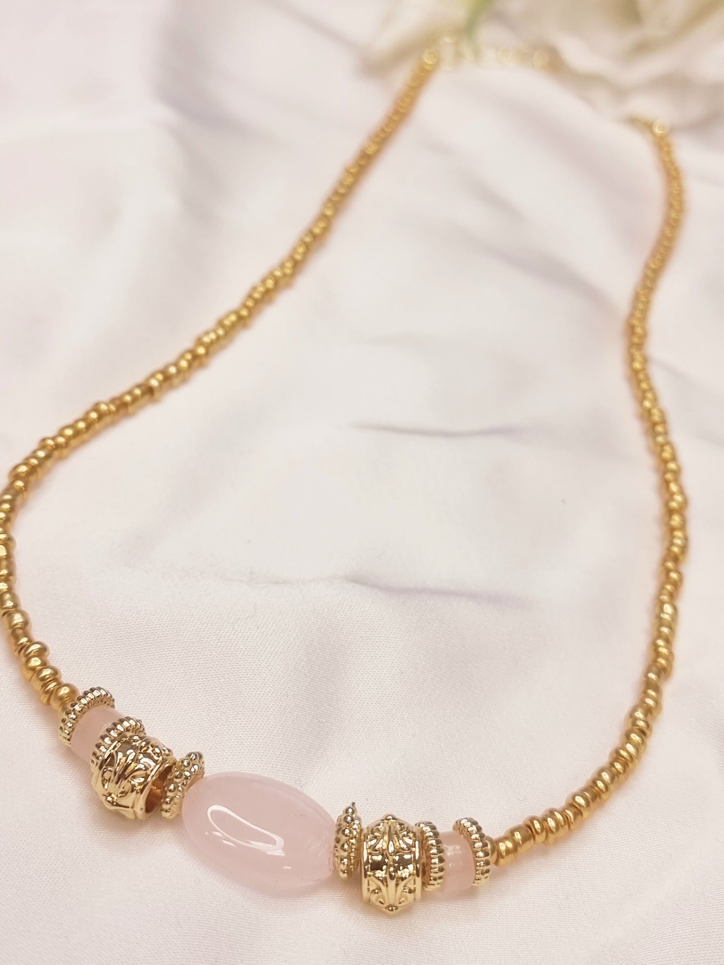 Kurze goldene Kette mit Rosenquarz-Elementen