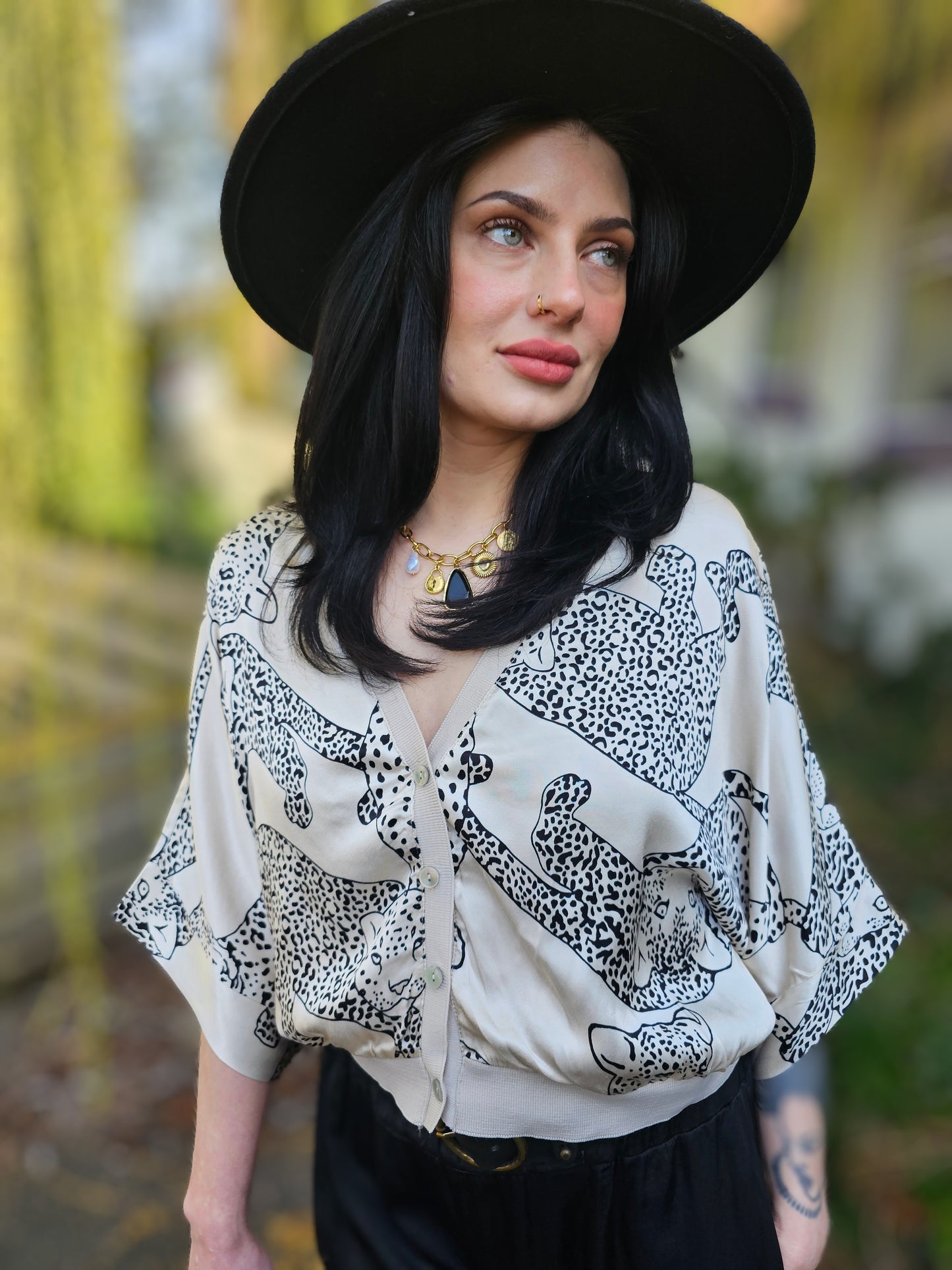 Satin Blusen-Jacke Creme mit Tigerprint
