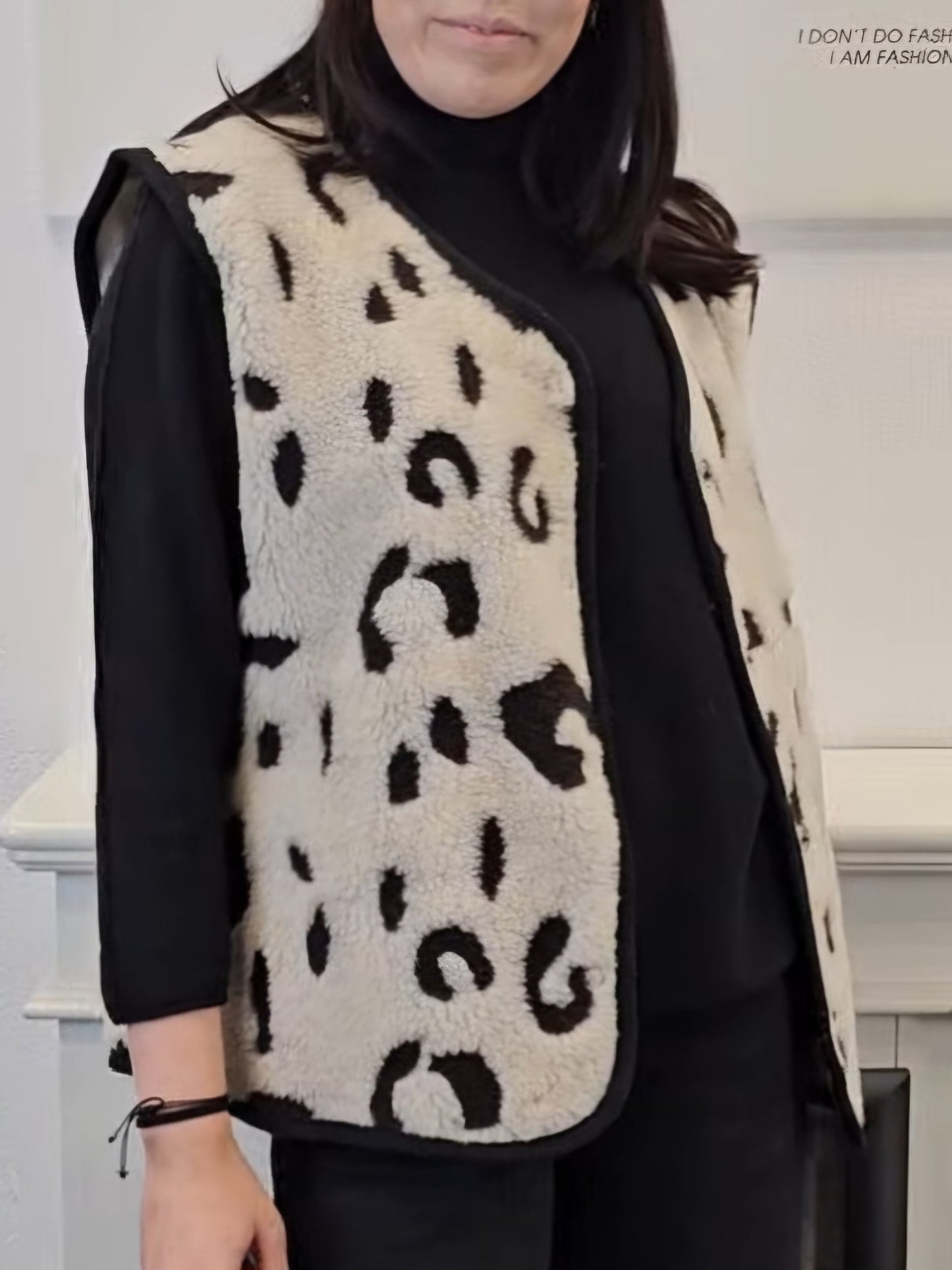 Teddyweste Leo in Creme-Schwarz mit Knöpfen