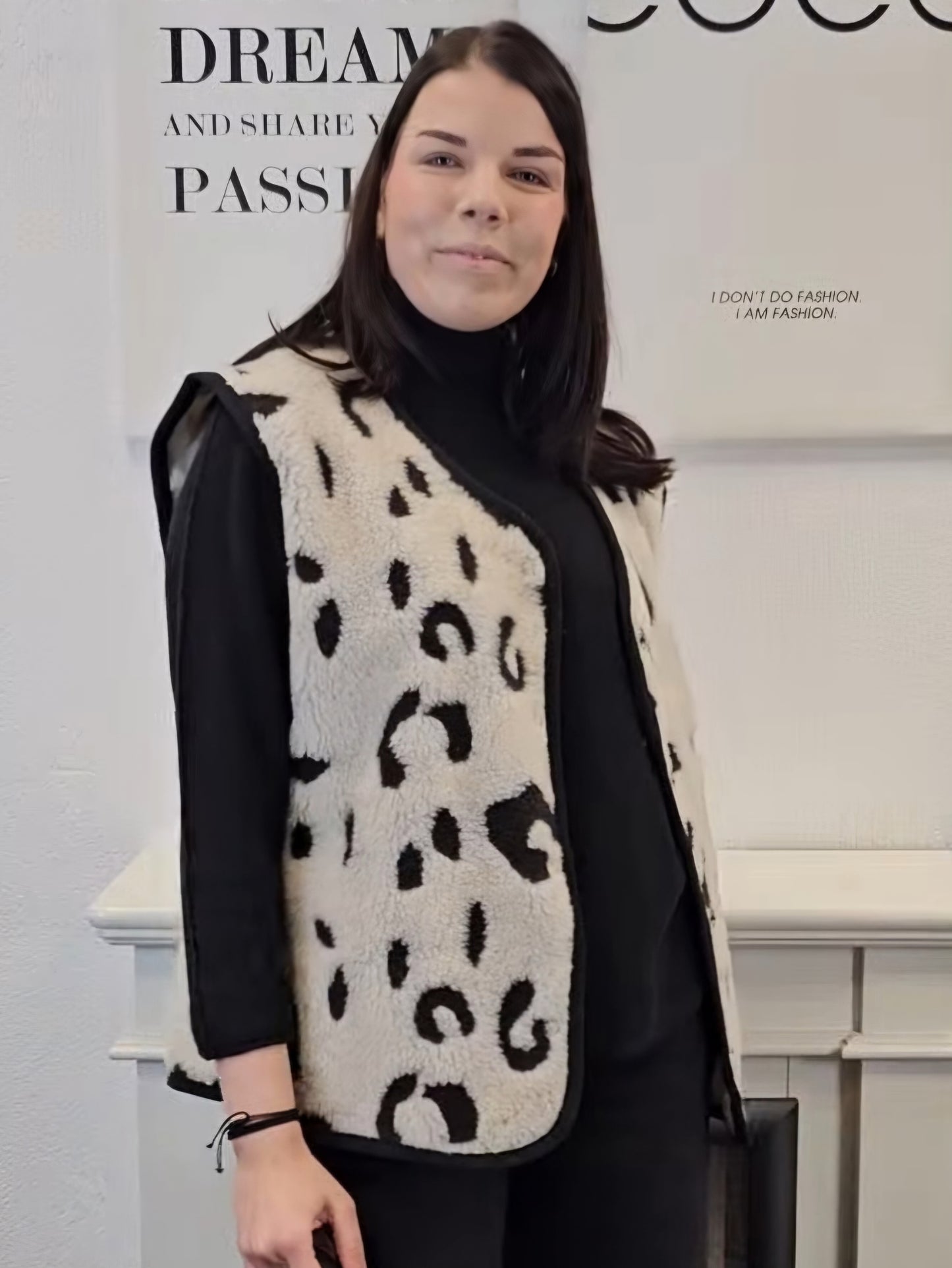 Teddyweste Leo in Creme-Schwarz mit Knöpfen