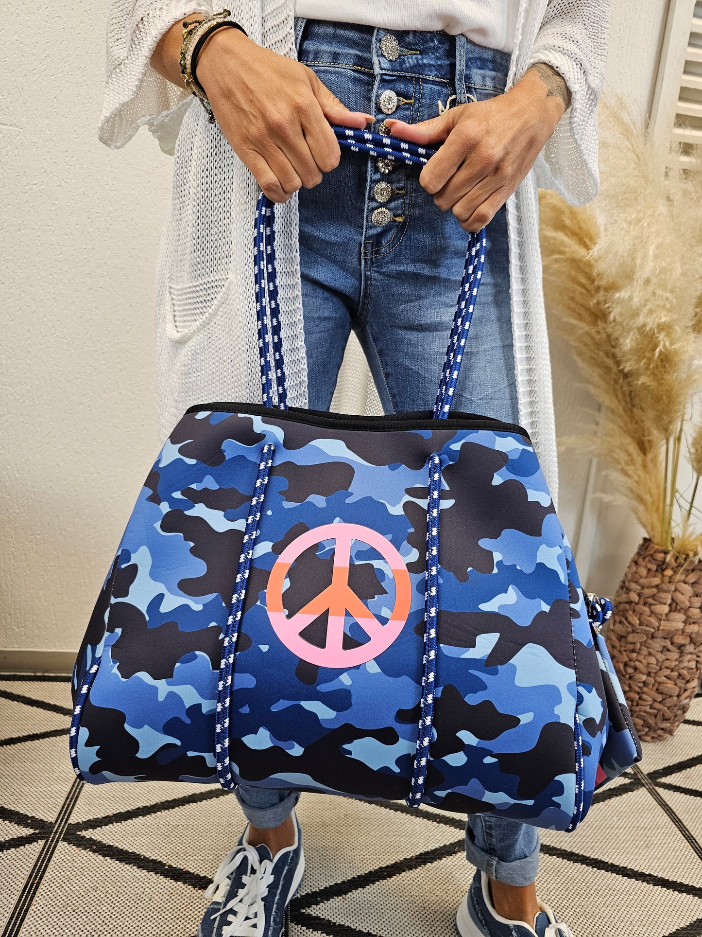 Große Tragetasche Peace in Dunkelblau Camouflage Print Neopren Material