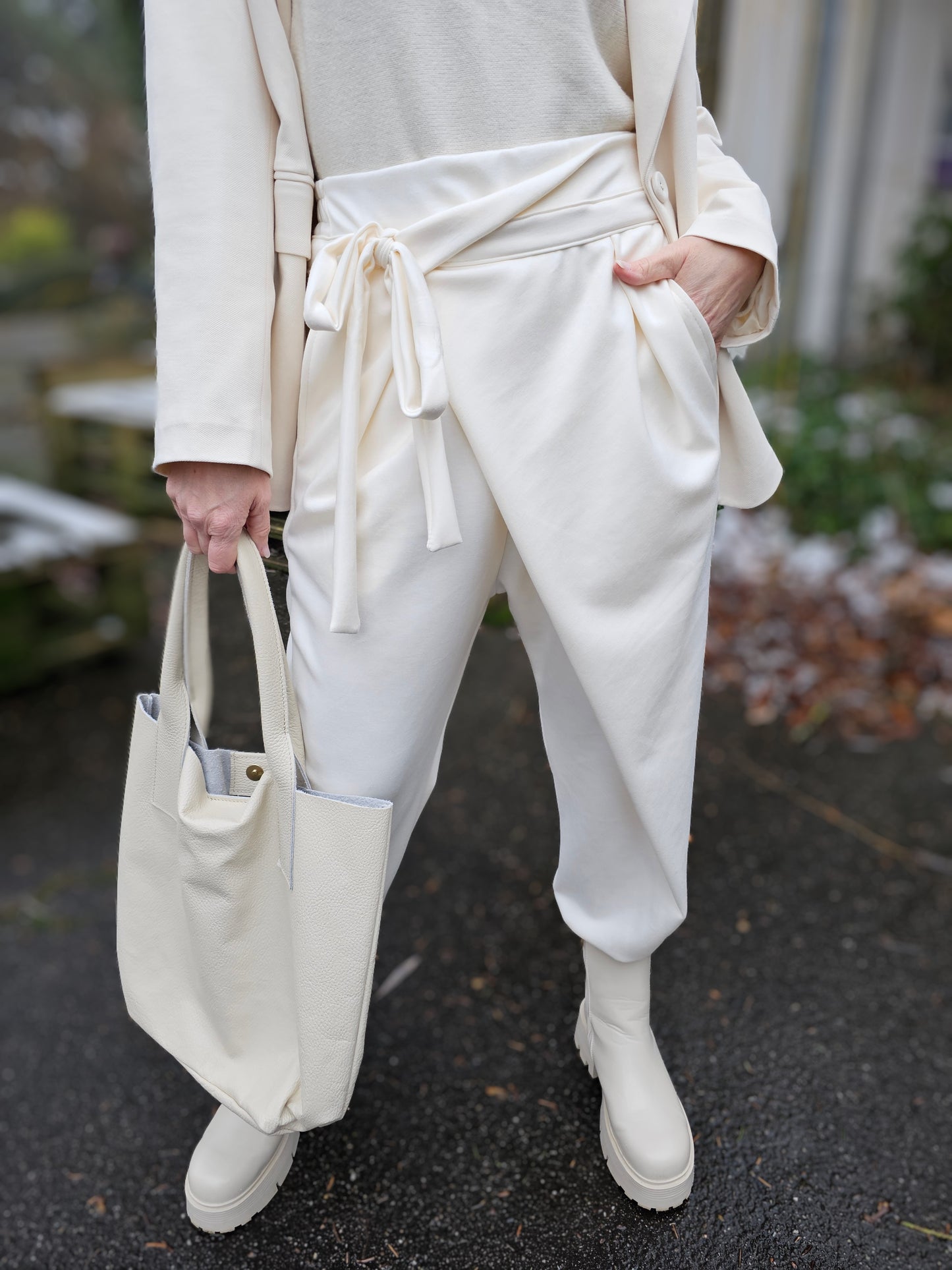 Weite Hose mit Überschlag und Schleife, Creme