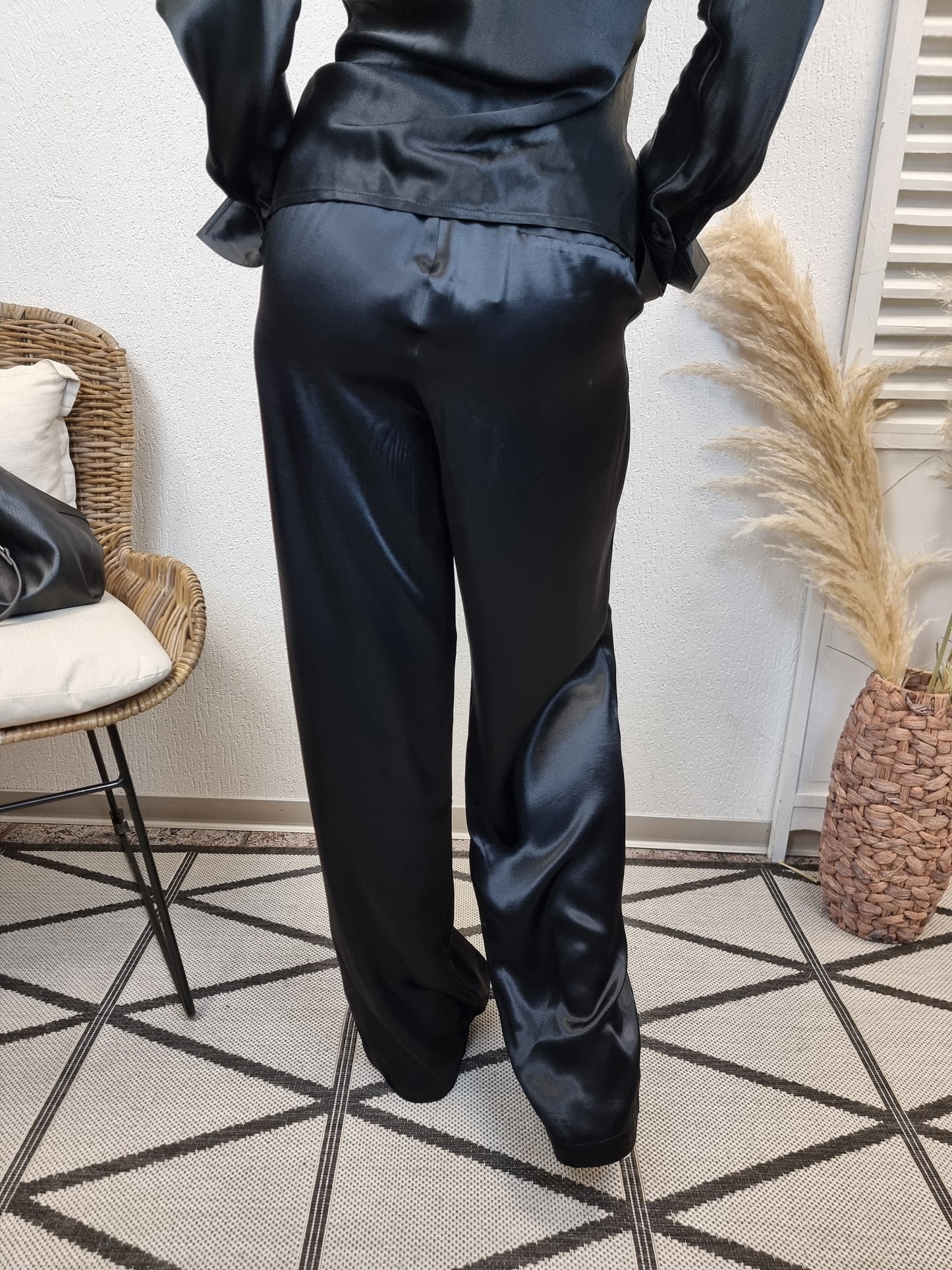 Weite Satinhose in Schwarz