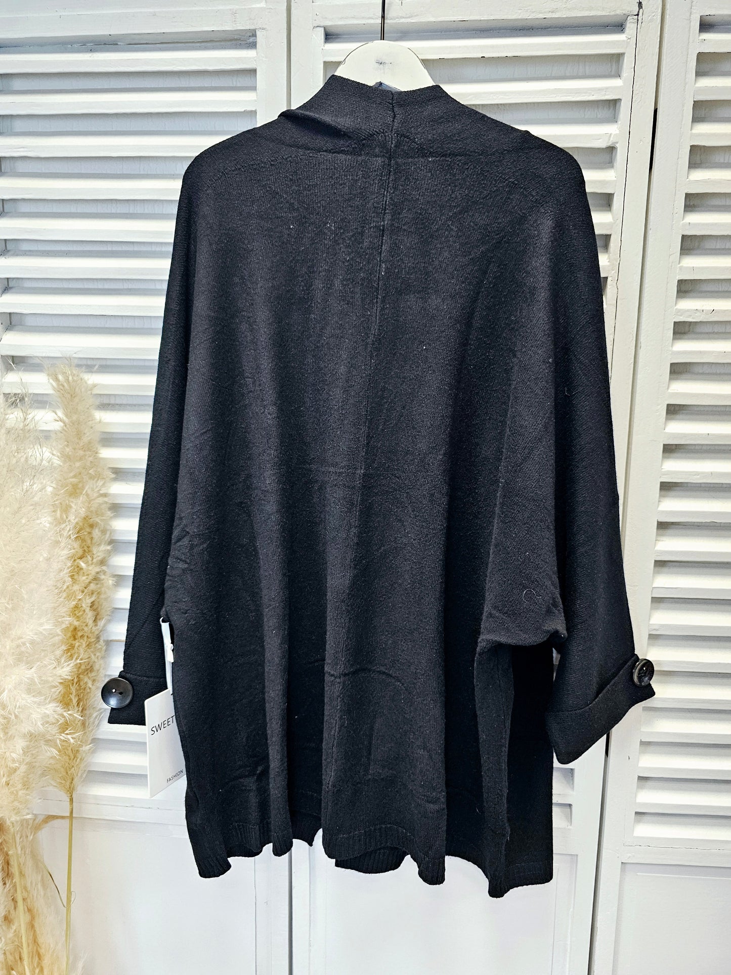 Weiche Strickjacke in Schwarz mit Knöpfen und Taschen