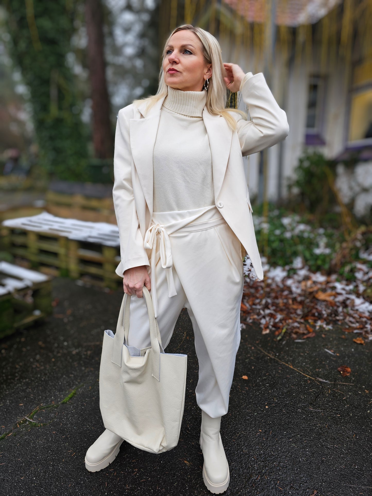 Weite Hose mit Überschlag und Schleife, Creme