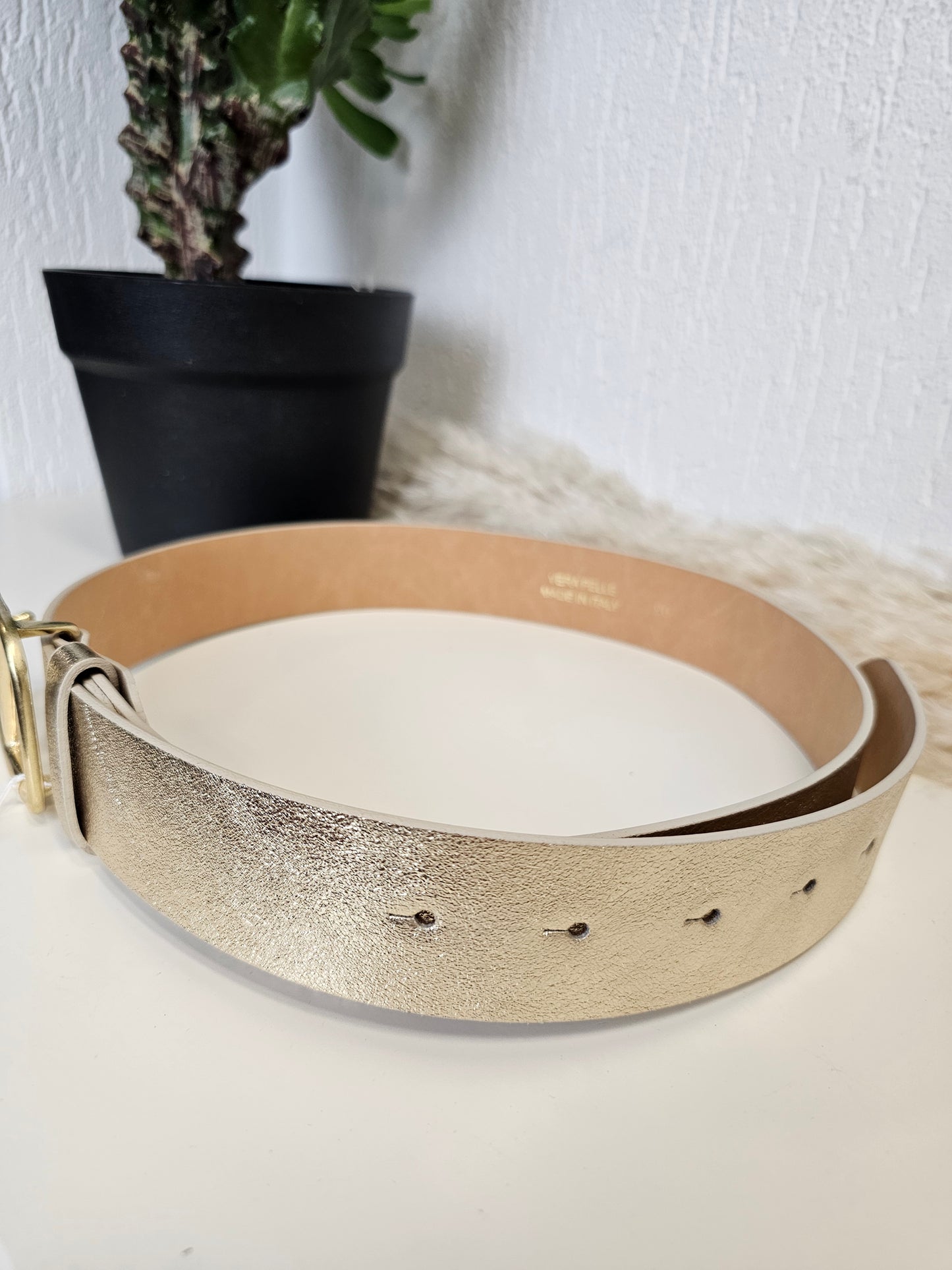 Eleganter Gürtel mit V-Schliesse und schimmernden goldenen Details