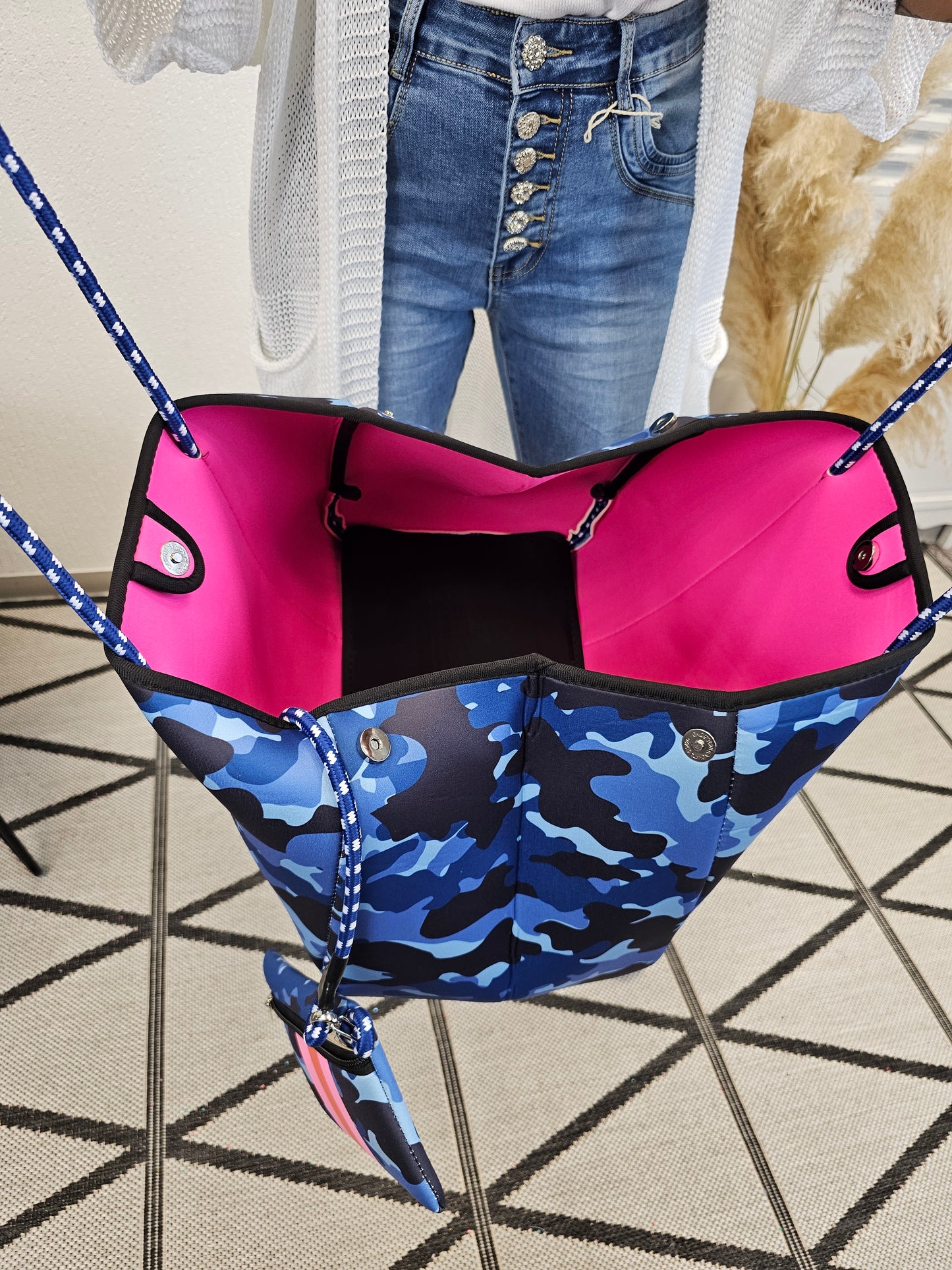 Große Tragetasche Peace in Dunkelblau Camouflage Print Neopren Material