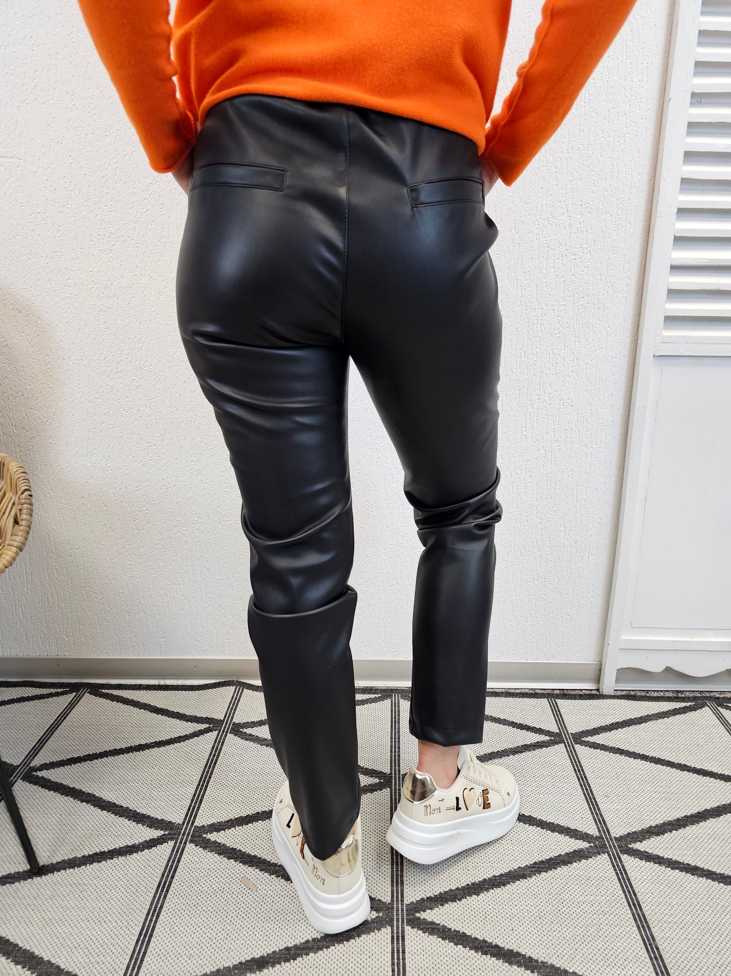 Jogpants ESVIVID in Lederoptik mit Stretchbund in Schwarz