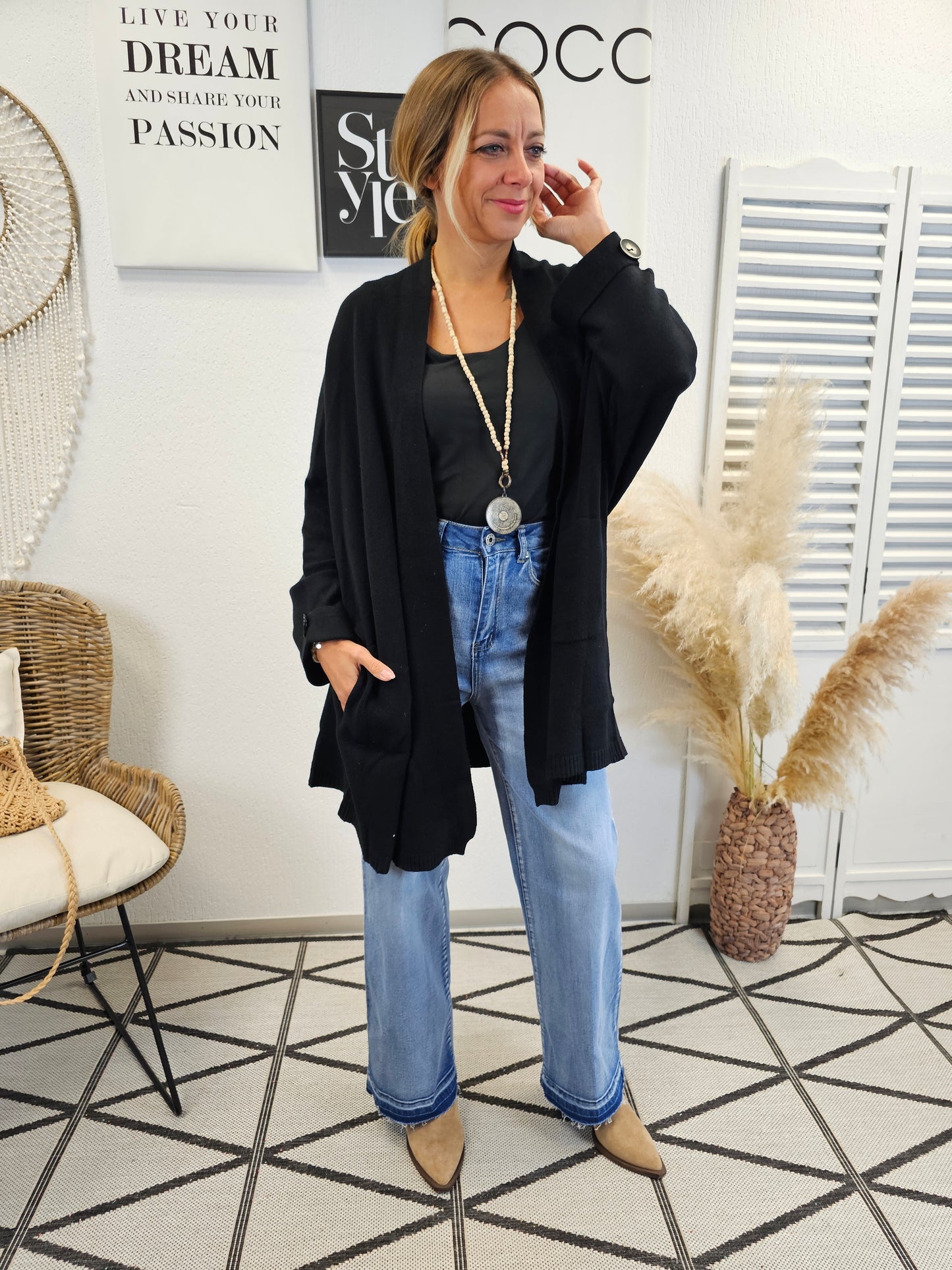Weiche Strickjacke in Schwarz mit Knöpfen und Taschen