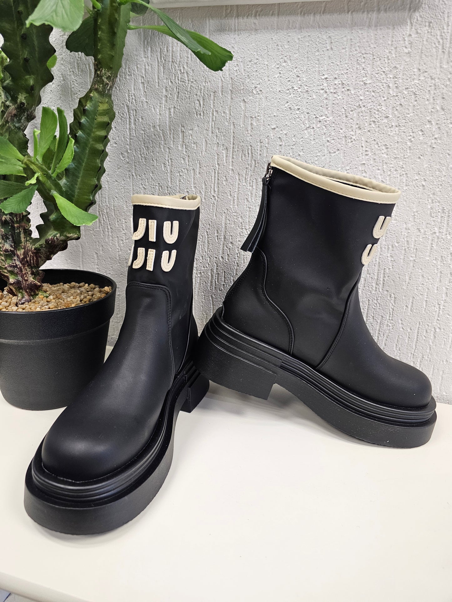 Chelsea Boots / Stiefel MIU in Schwarz Echtleder