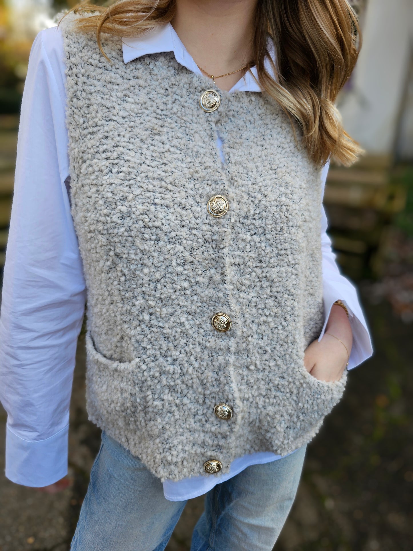 Ärmellose Strickweste mit goldenen Knöpfen in Taupe