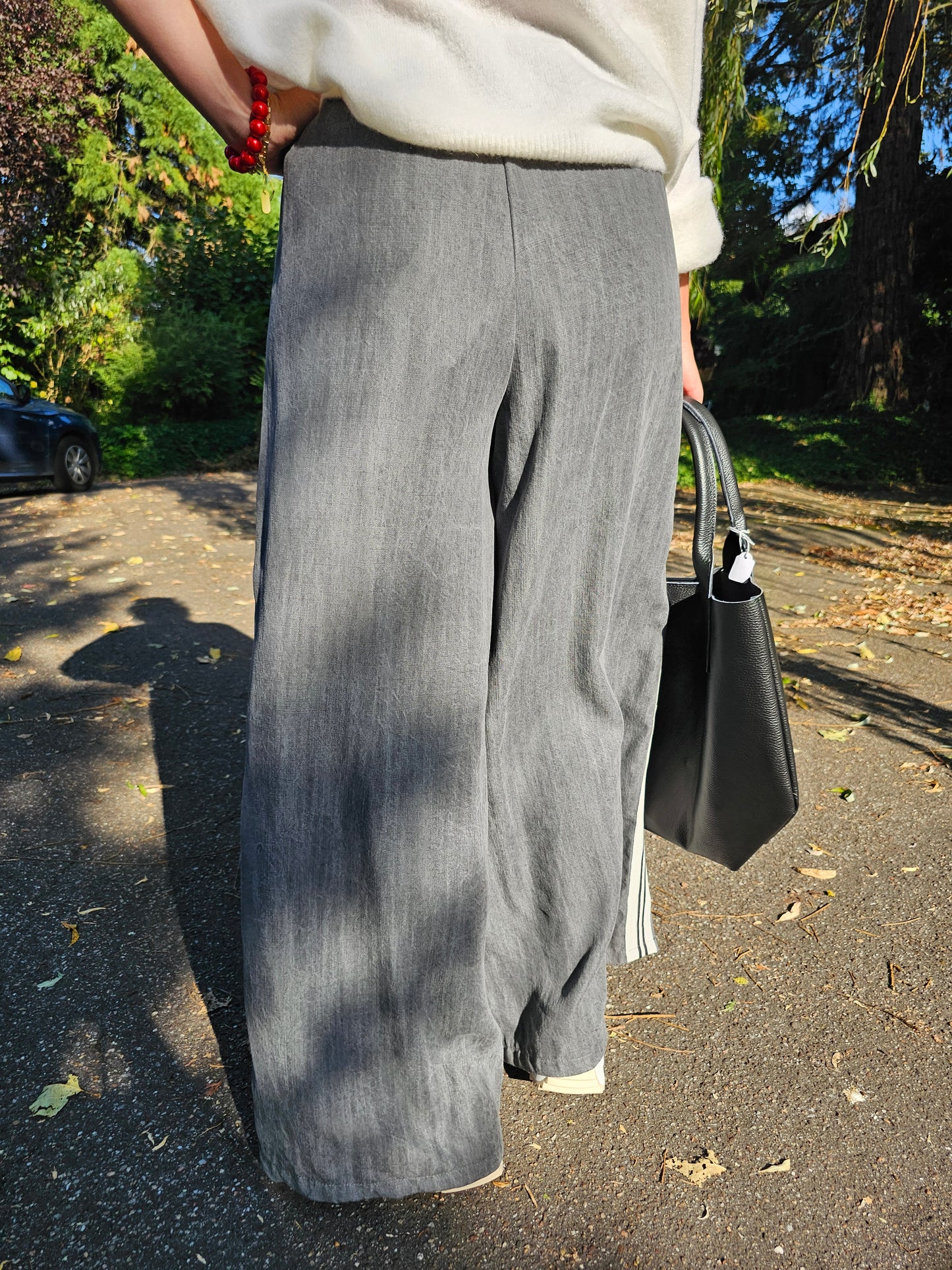 Weite Hose mit Gummibund und Streifen im Washed-Out Grau