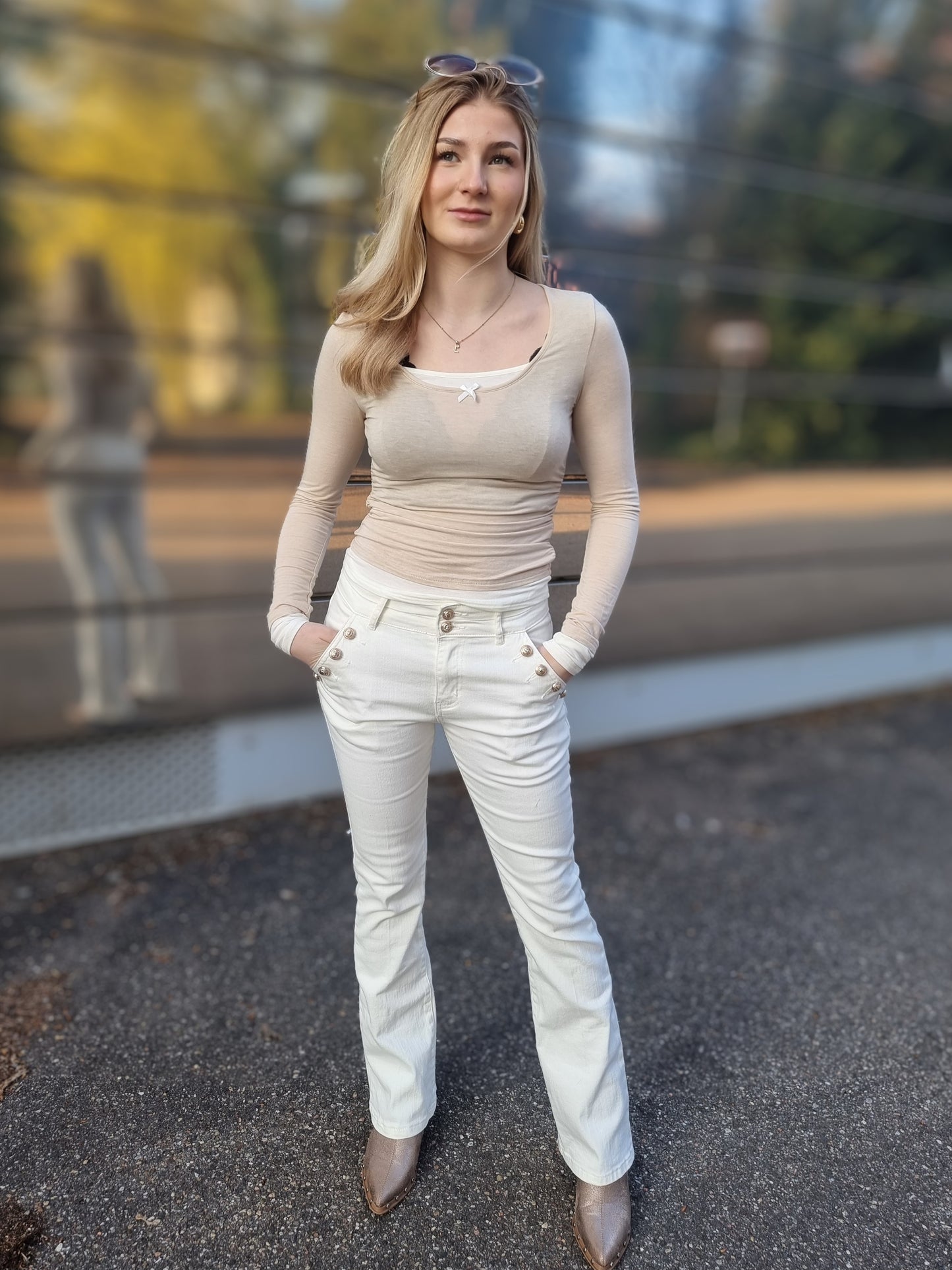 Hose in Eierschalenweiß mit leicht ausgestellten Bein und goldenen Knöpfen von Zac&Zoe