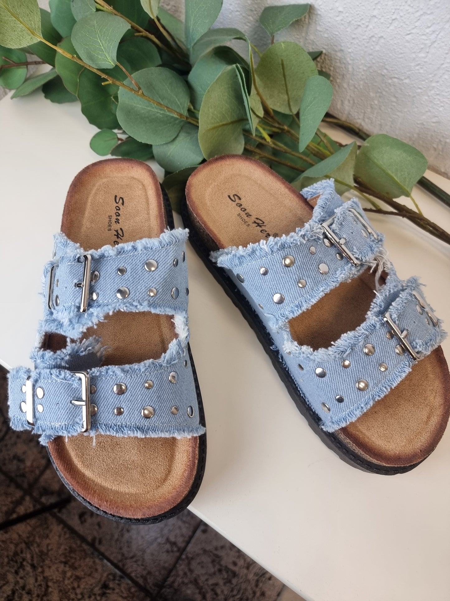 Sandale mit Doppelschnalle aus Jeans und Nieten