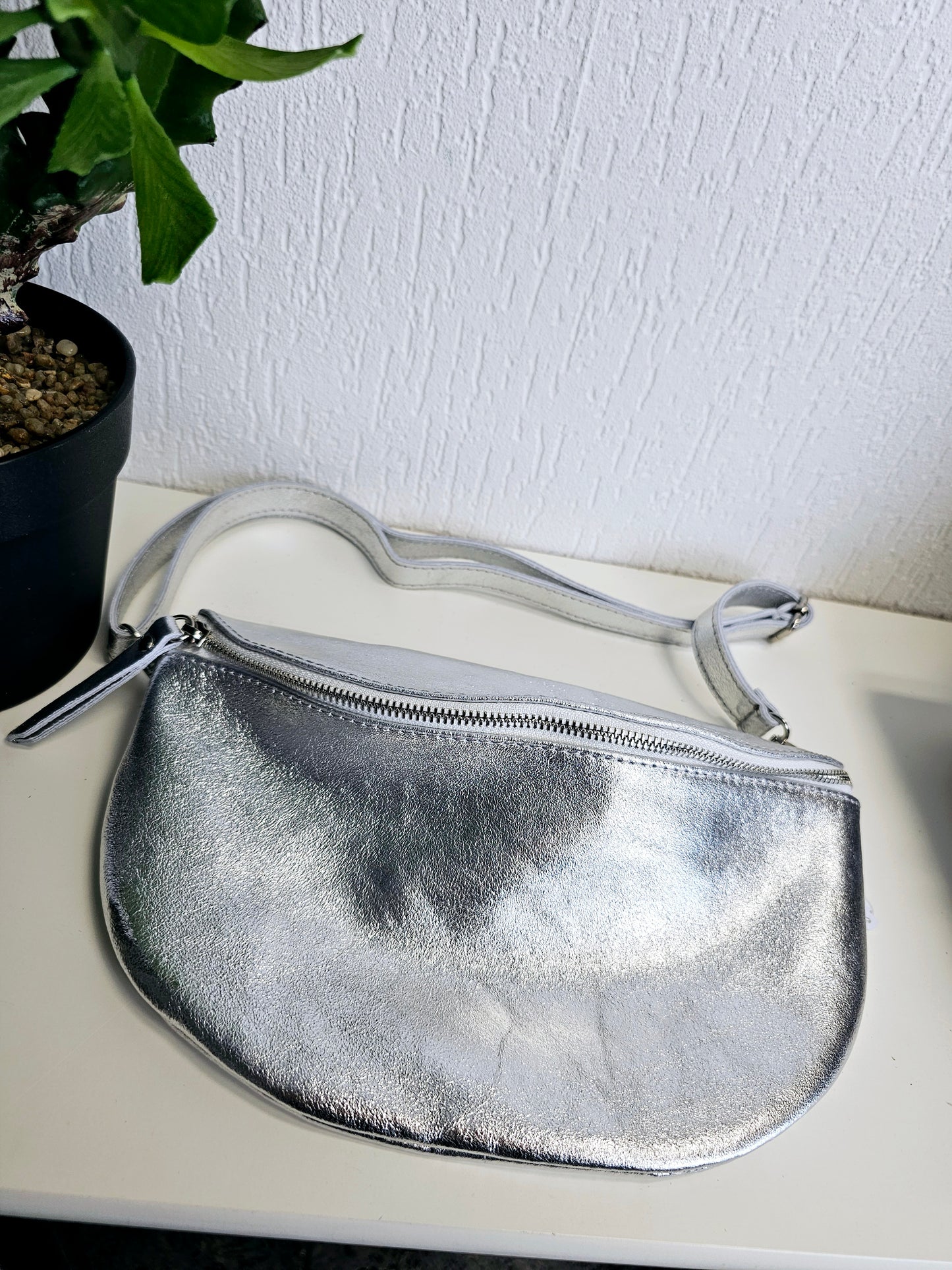 Bauchtasche aus Leder in glänzendem Silber