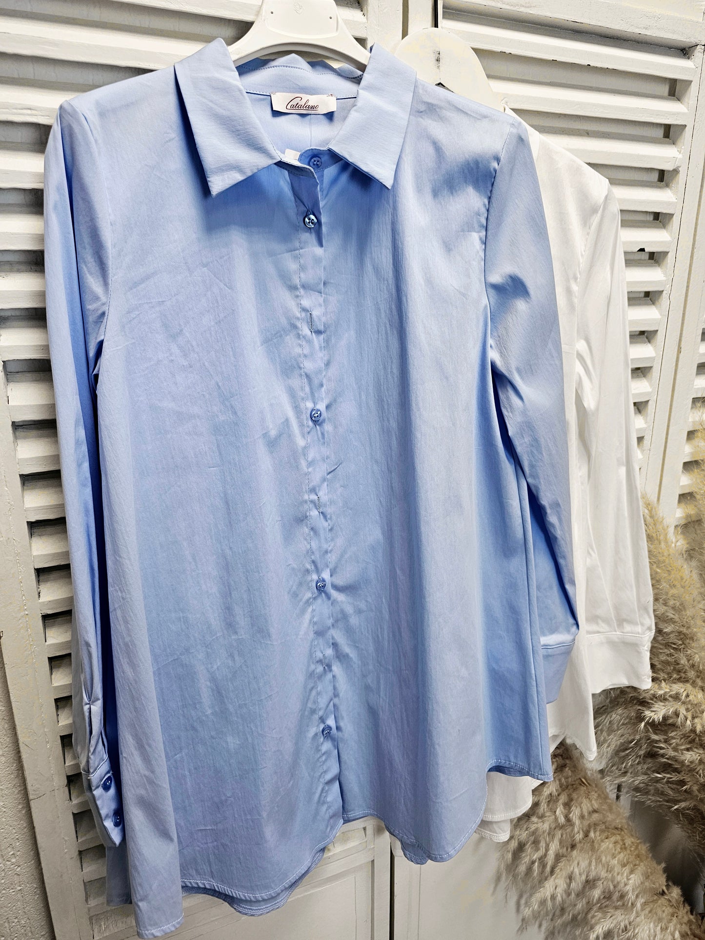 Bluse Catalano A-Linie in Weiß und Hellblau mit Knöpfen, strech