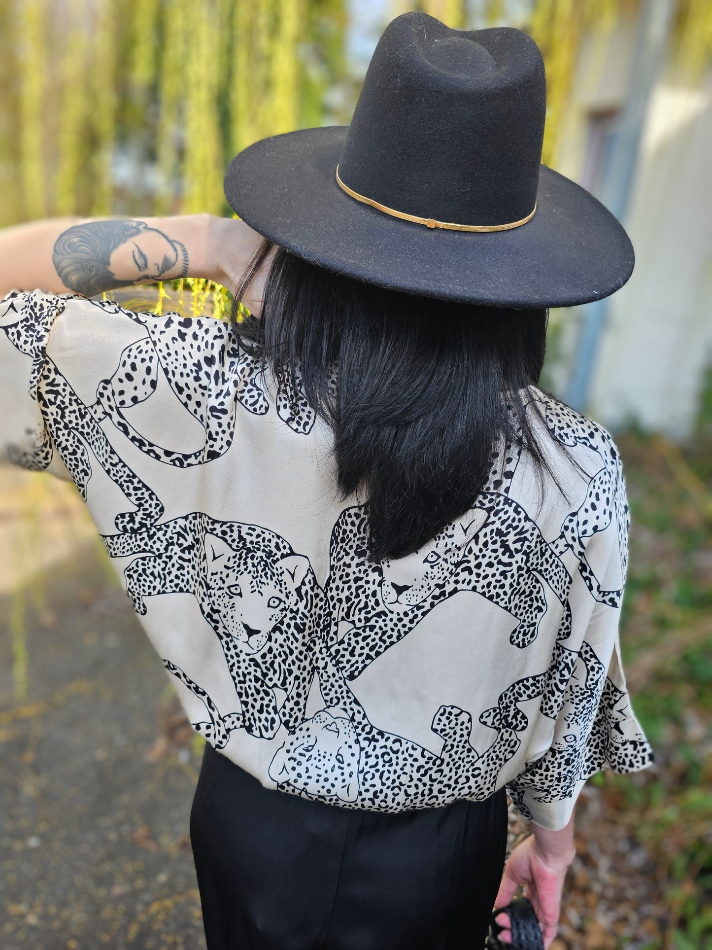 Satin Blusen-Jacke Creme mit Tigerprint