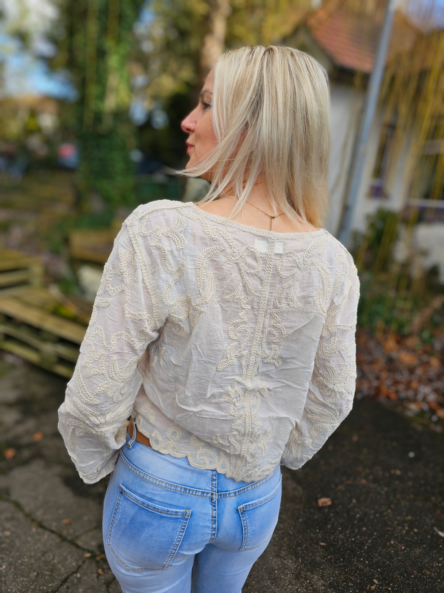 Boho-Spitzenbluse -Hippibluse, kurze Bluse mit Trompetenärmel in 2 verschiedenen Naturtönen