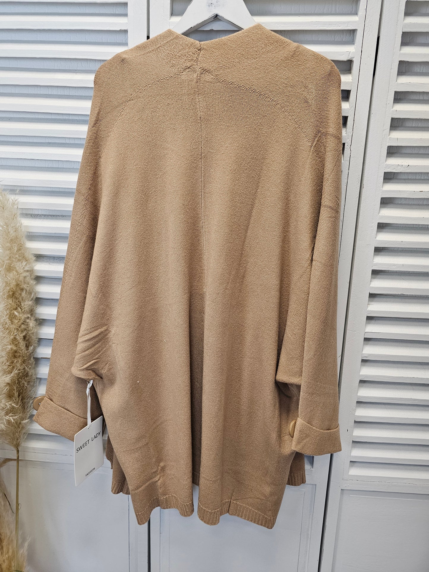 Weiche Strickjacke in Camel mit Knöpfen und Taschen