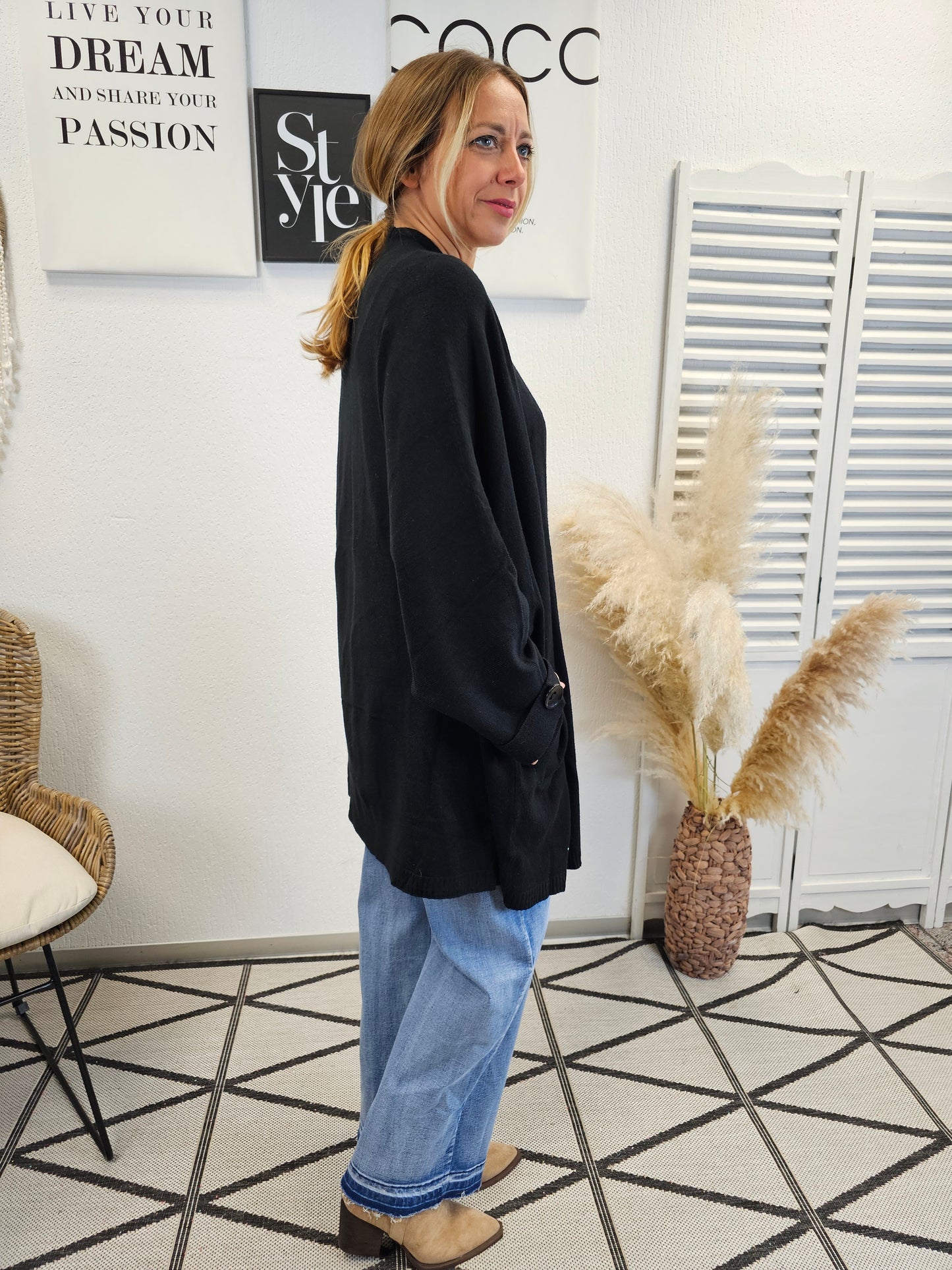 Weiche Strickjacke in Schwarz mit Knöpfen und Taschen
