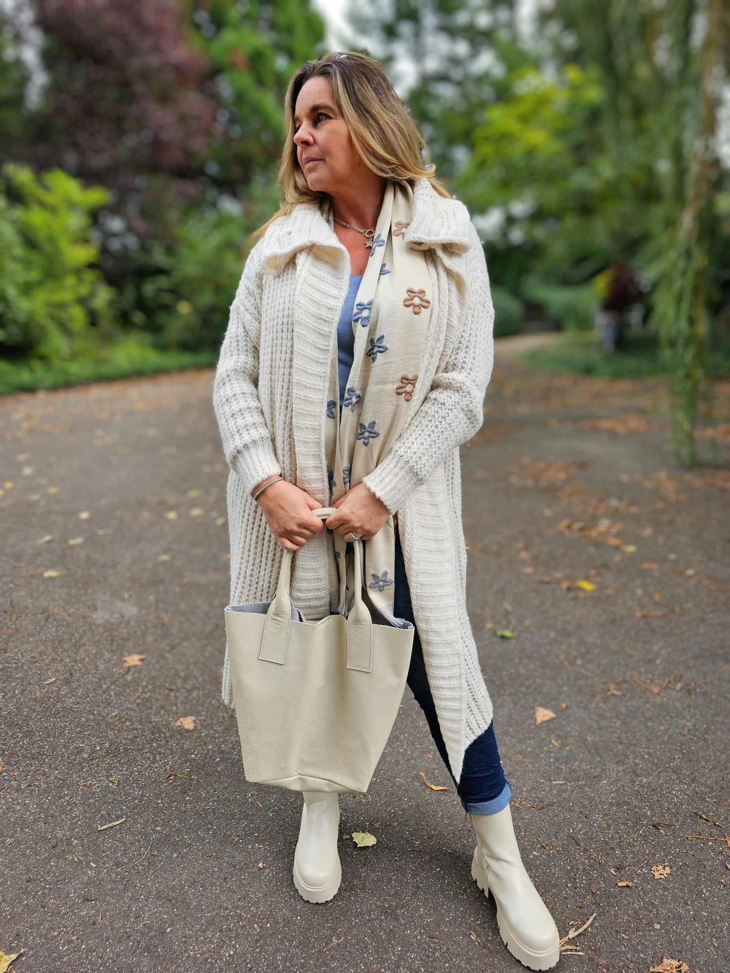 Strickjacke mit Schalkragen mit Knöpfen in Natur Lanawolle