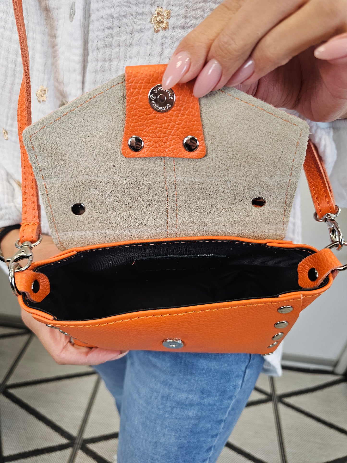Kleine Leder- Handtasche/Umhängetasche mit Nieten in verschiedenen Farben