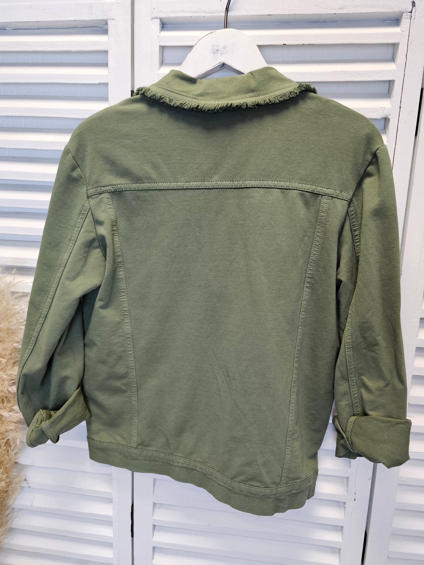 Leichte Jeansjacke in Khaki mit ausgefransten Details