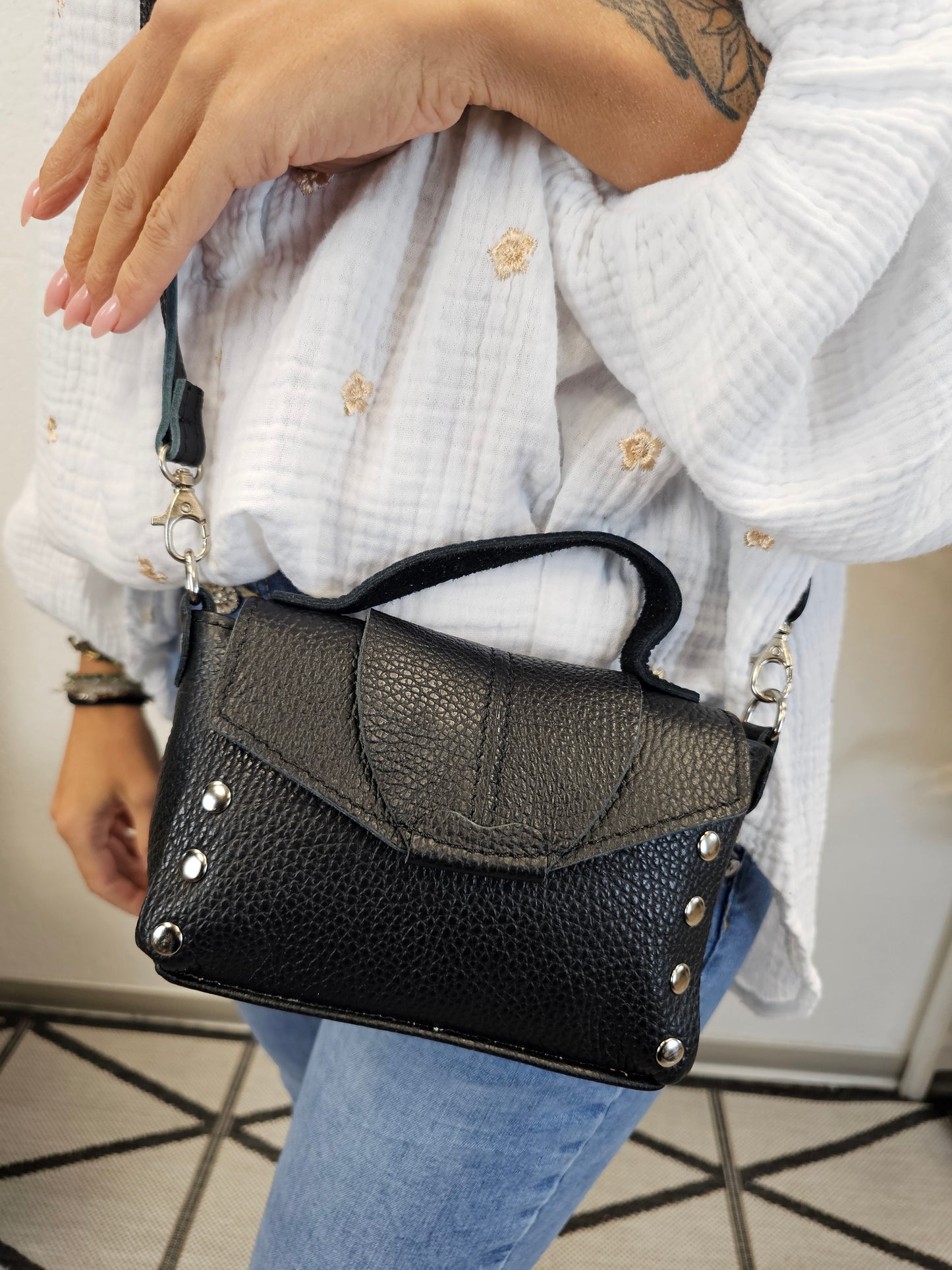 Kleine Leder- Handtasche/Umhängetasche mit Nieten in verschiedenen Farben