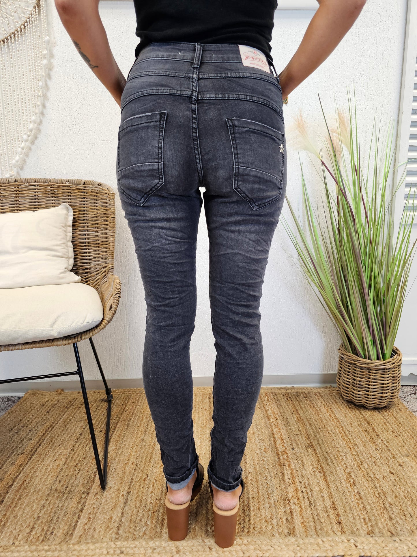 Schwarze verwaschene Jeans Jewelly JW22257 mit Schmuck-Knopfleiste
