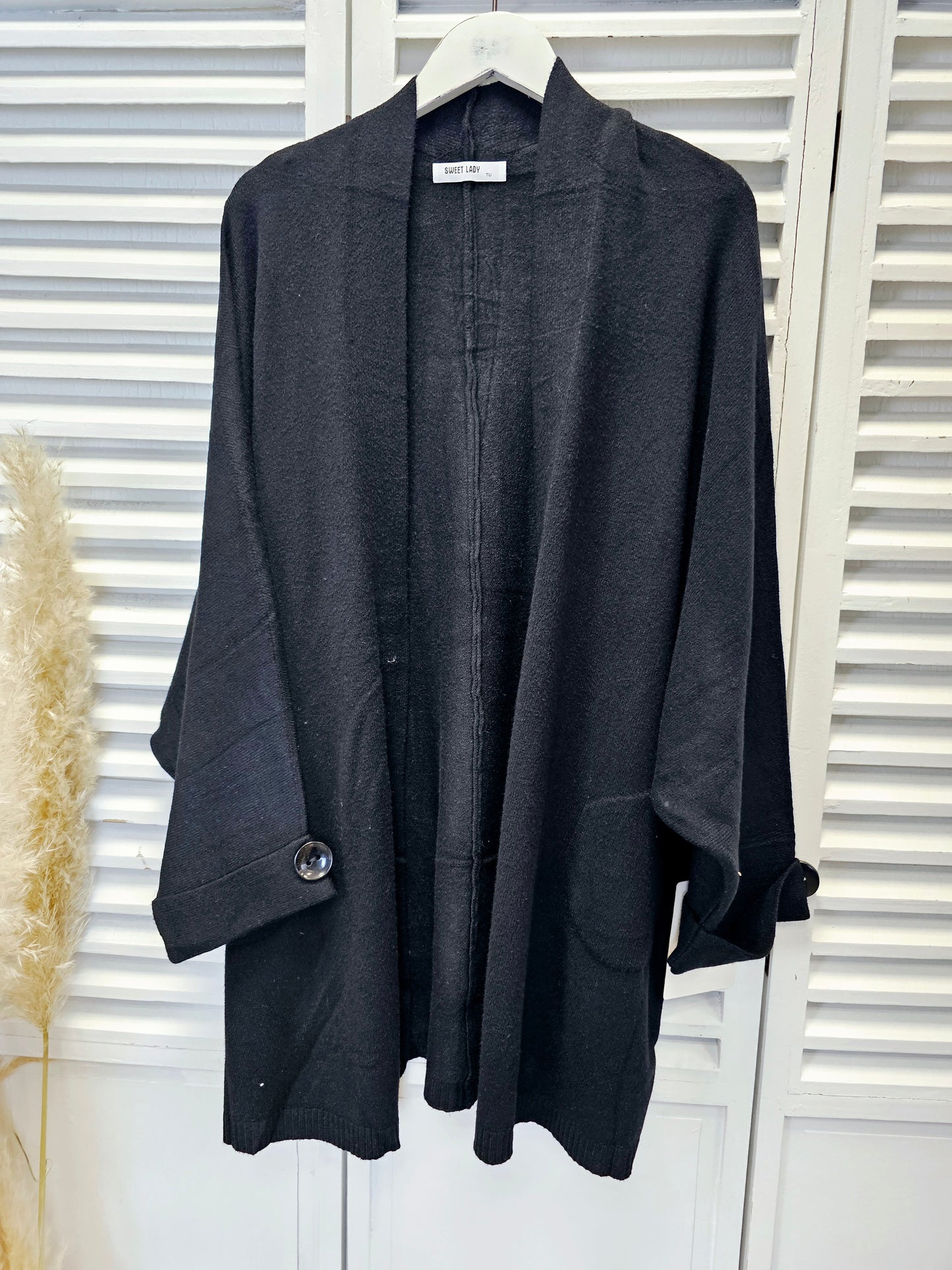 Weiche Strickjacke in Schwarz mit Knöpfen und Taschen