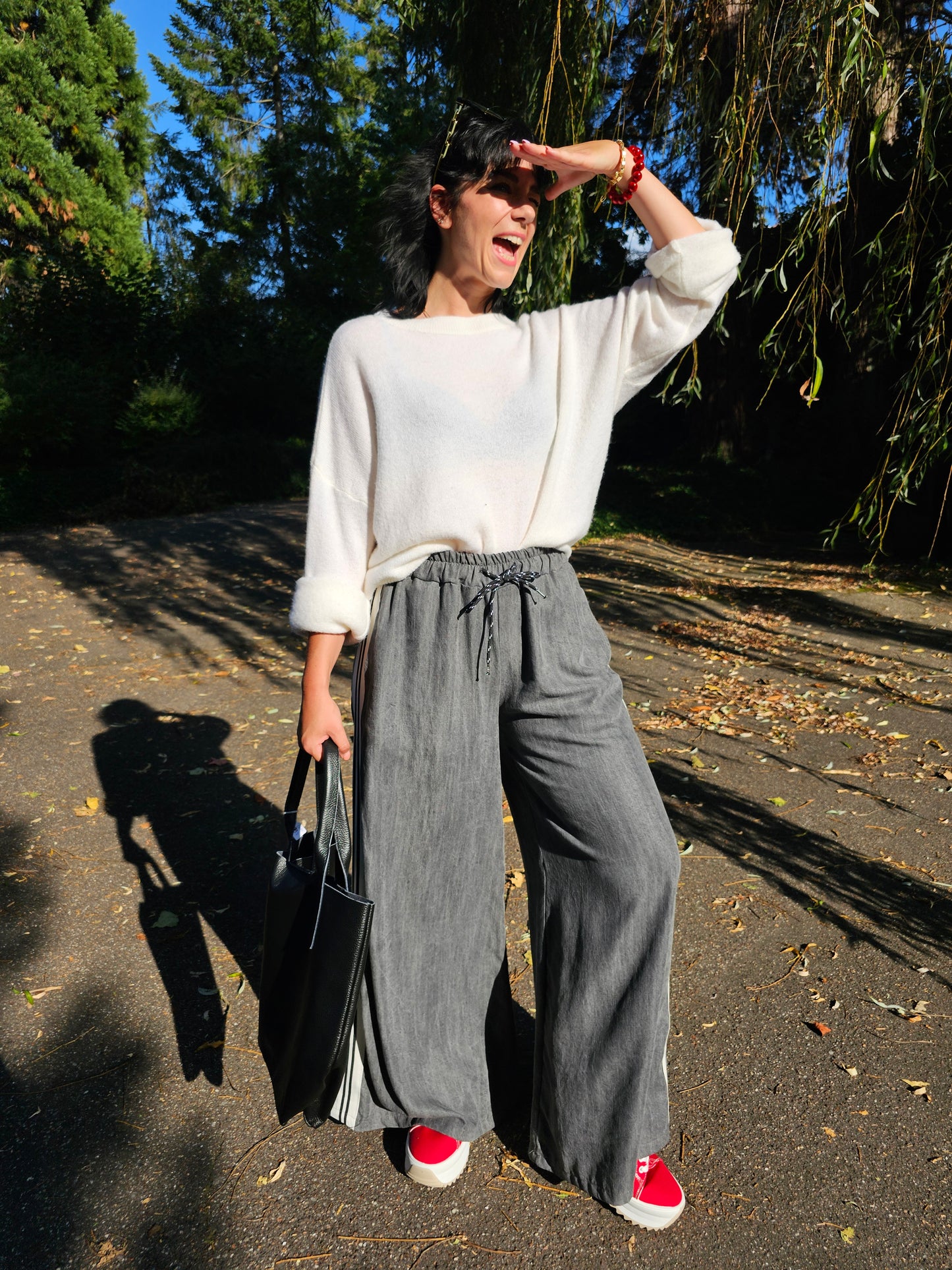 Weite Hose mit Gummibund und Streifen im Washed-Out Grau