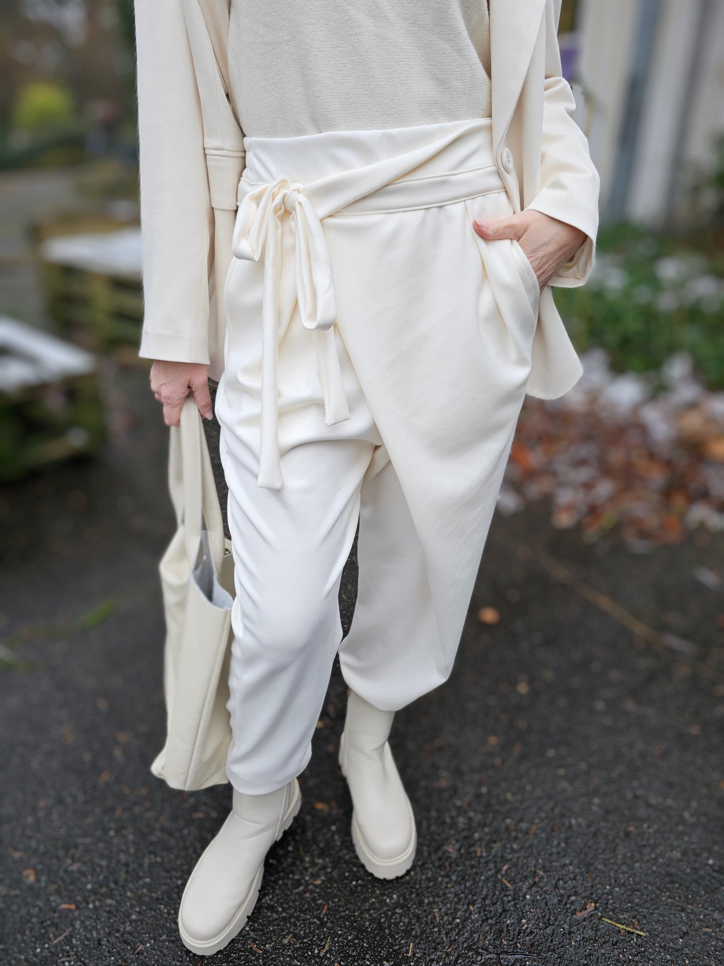 Weite Hose mit Überschlag und Schleife, Creme