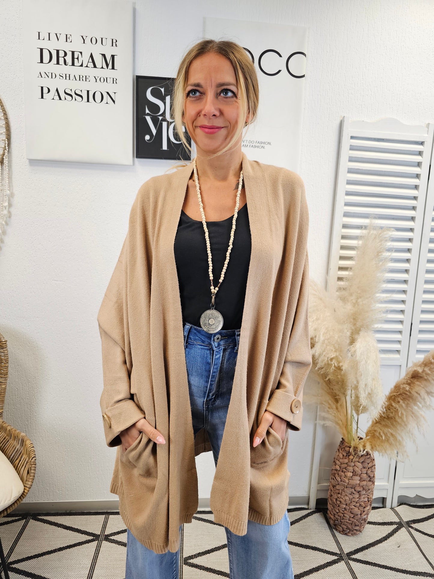 Weiche Strickjacke in Camel mit Knöpfen und Taschen