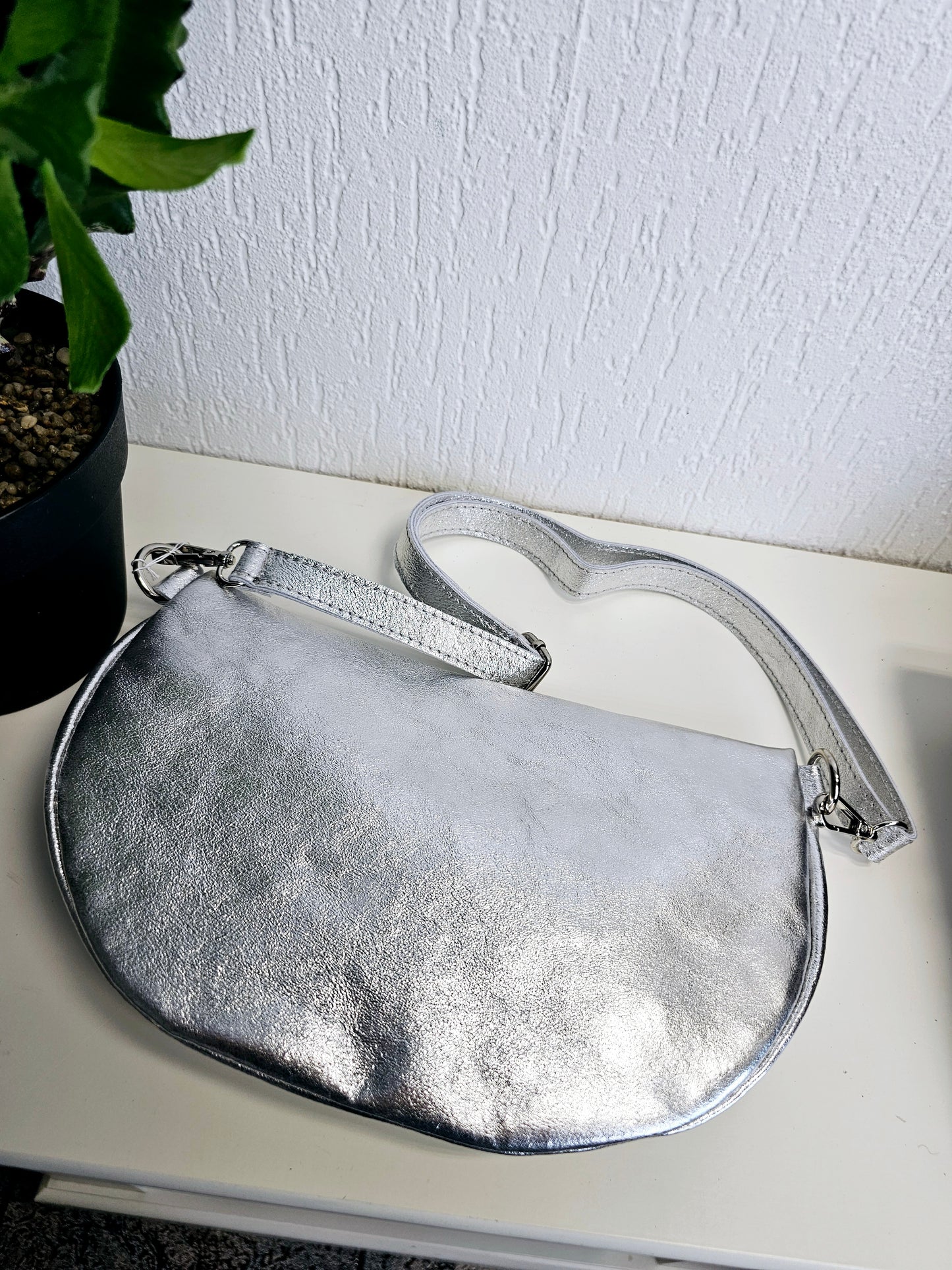 Bauchtasche aus Leder in glänzendem Silber