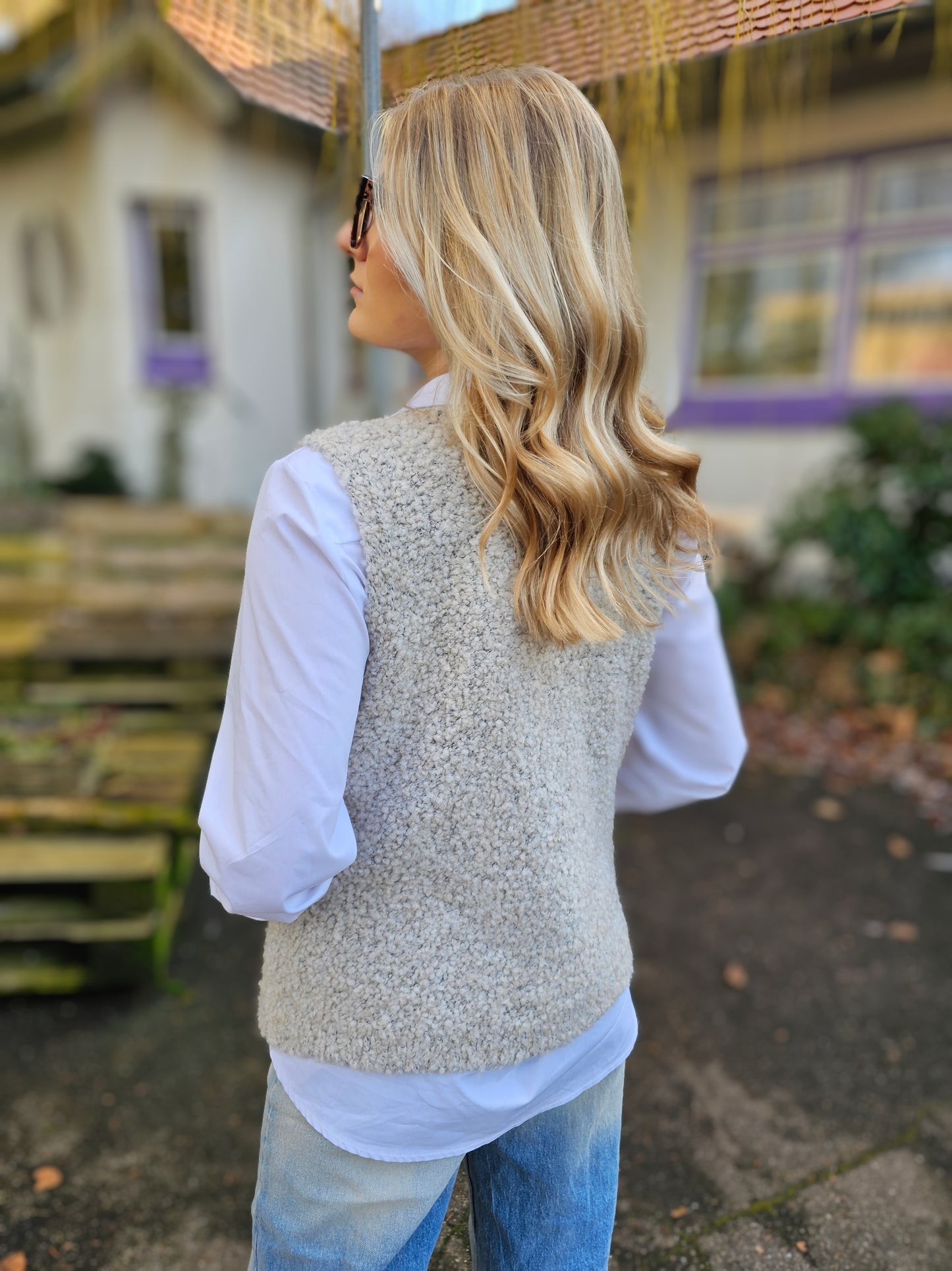 Ärmellose Strickweste mit goldenen Knöpfen in Taupe