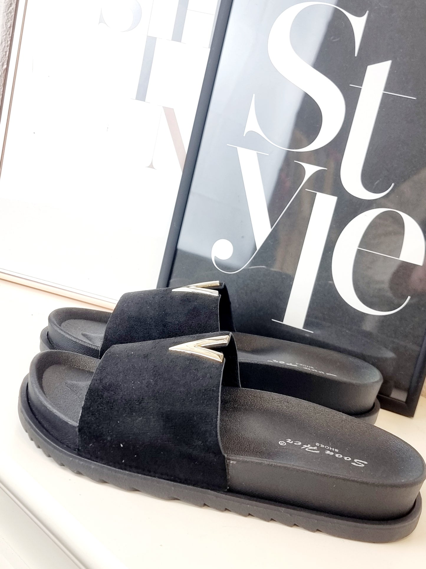 Flache stylische schwarze Sandalen mit Velour Leder und goldenen Details