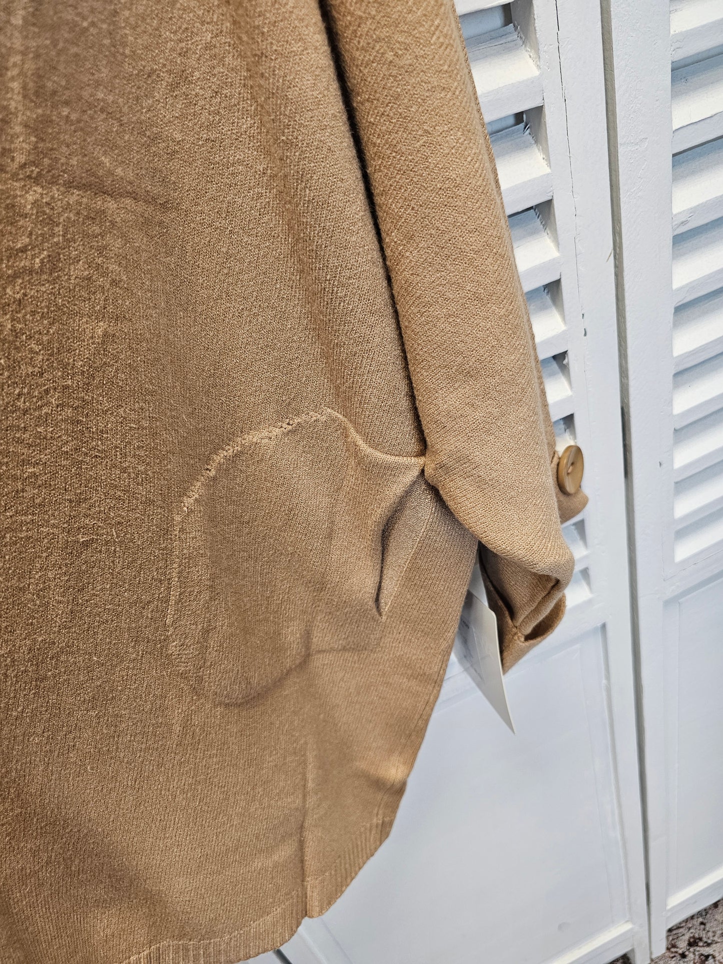 Weiche Strickjacke in Camel mit Knöpfen und Taschen