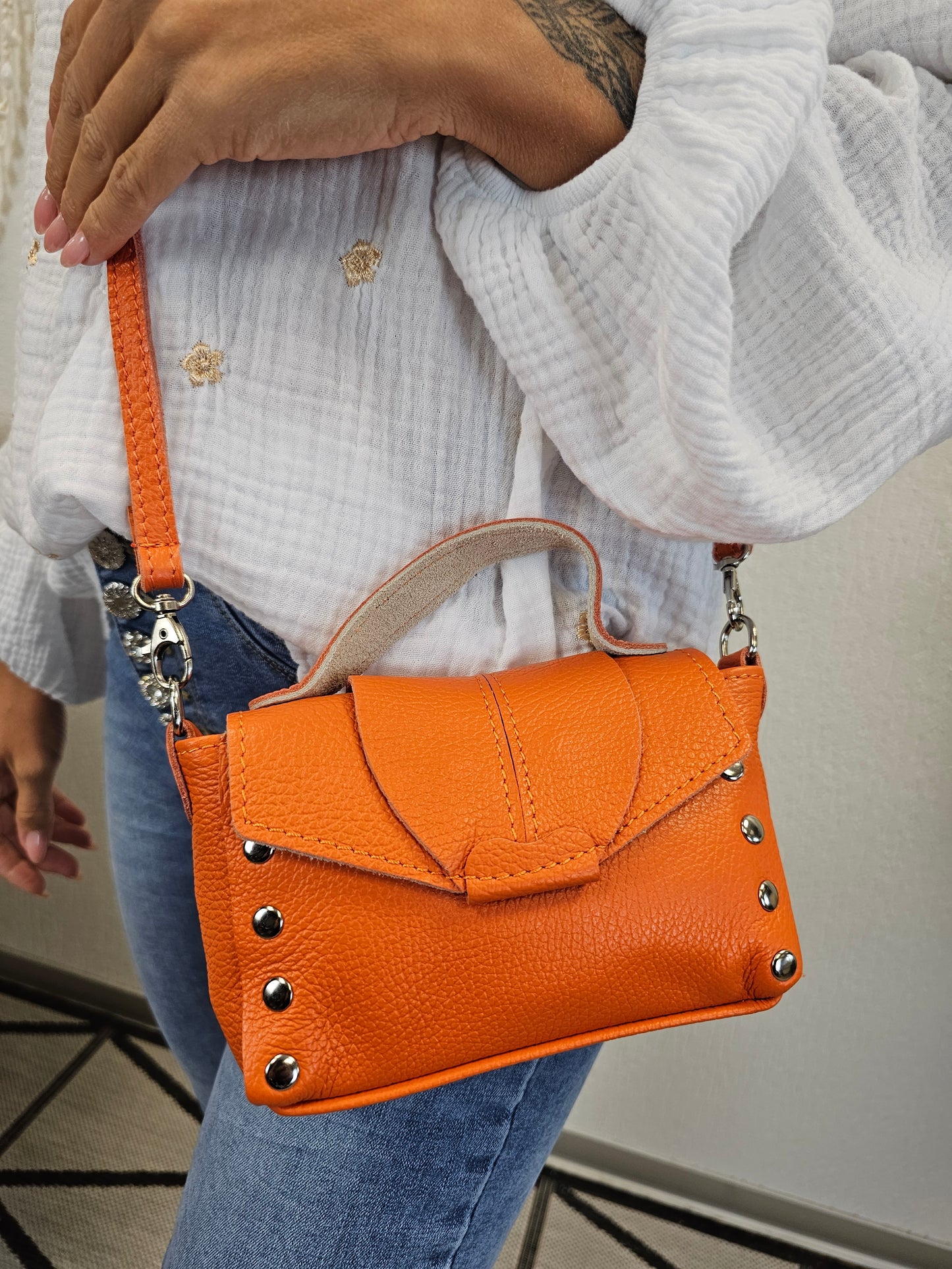 Kleine Leder- Handtasche/Umhängetasche mit Nieten in verschiedenen Farben