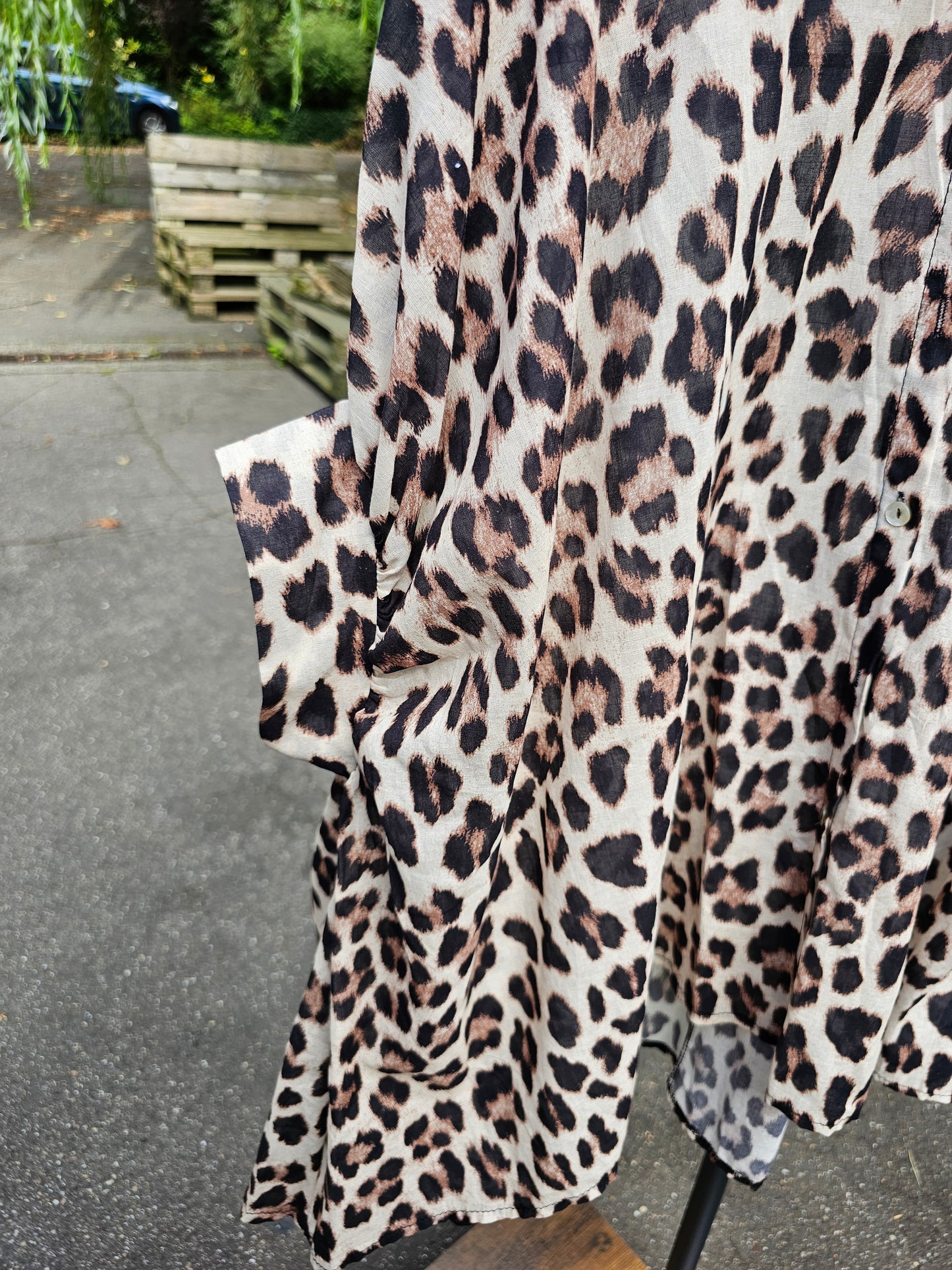 Transparente Bluse mit Leomuster und kurzen Volantärmeln