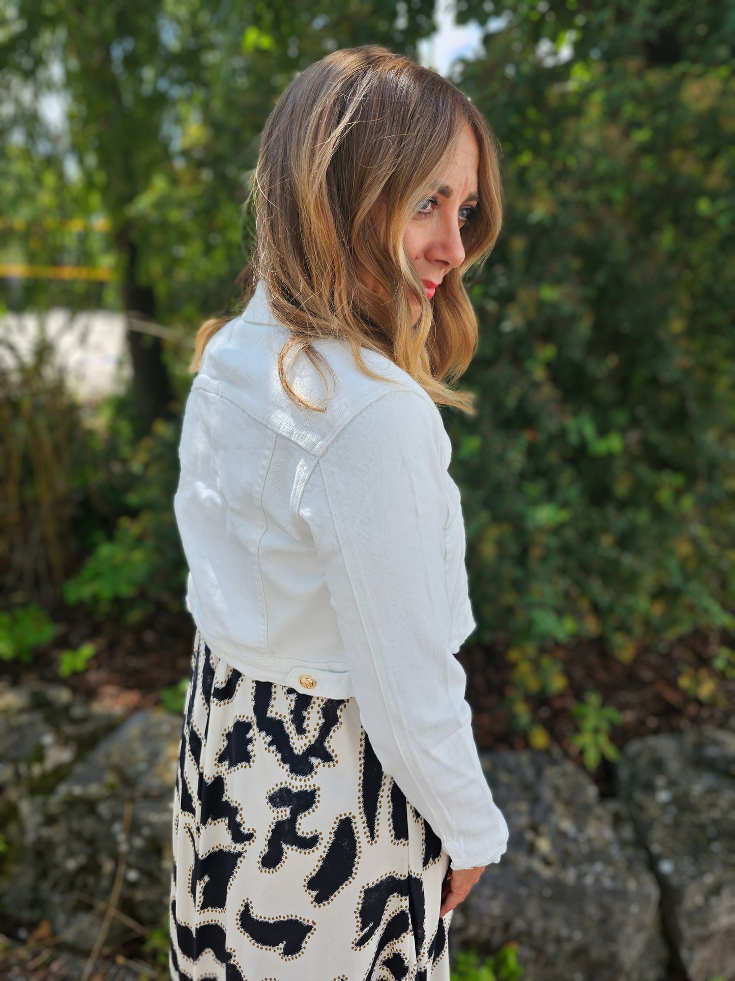 Kurze cropped Jeansjacke in Eierschalenweiß mit goldenen Knöpfen Zac&Zoe