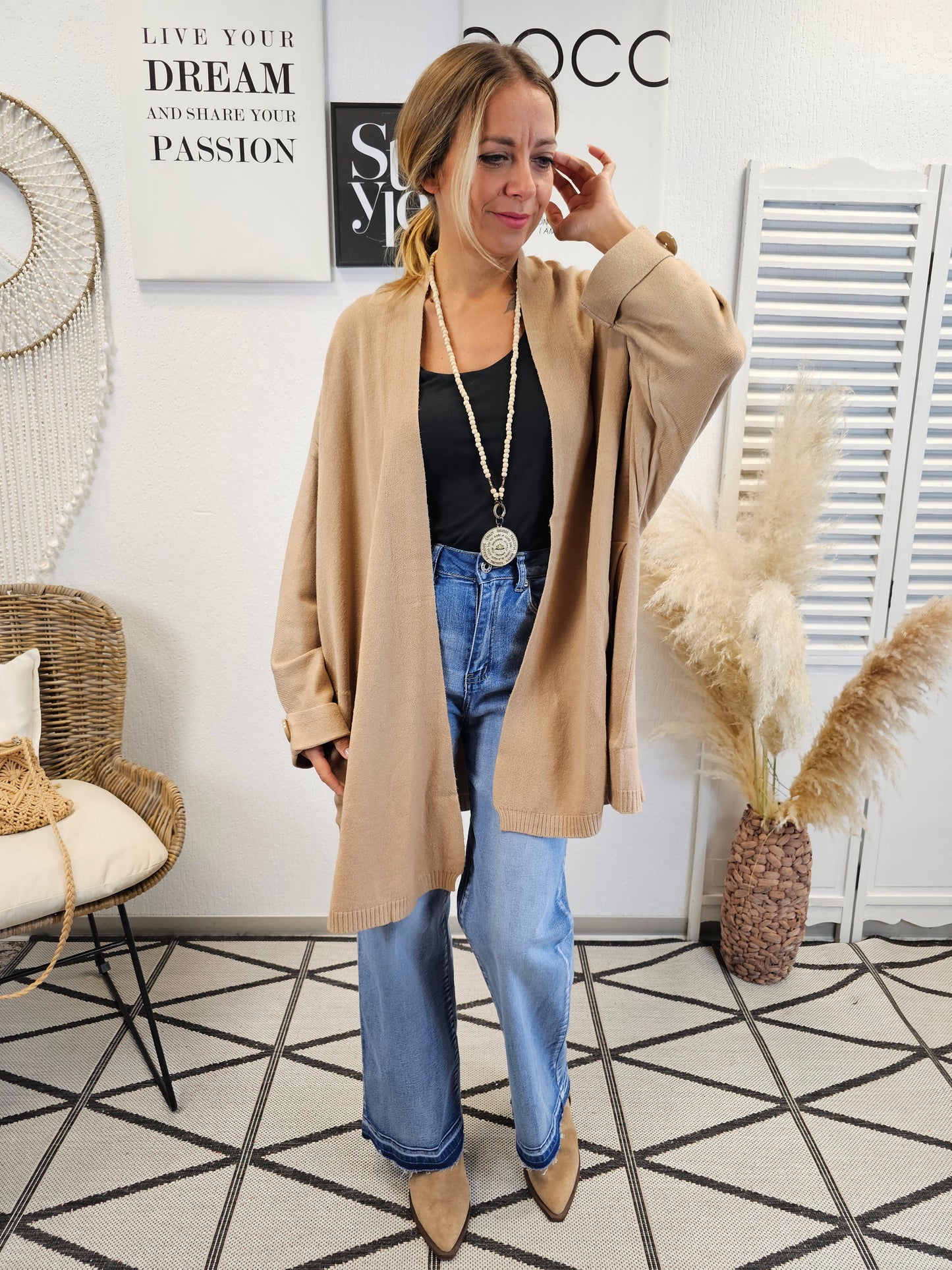 Weiche Strickjacke in Camel mit Knöpfen und Taschen