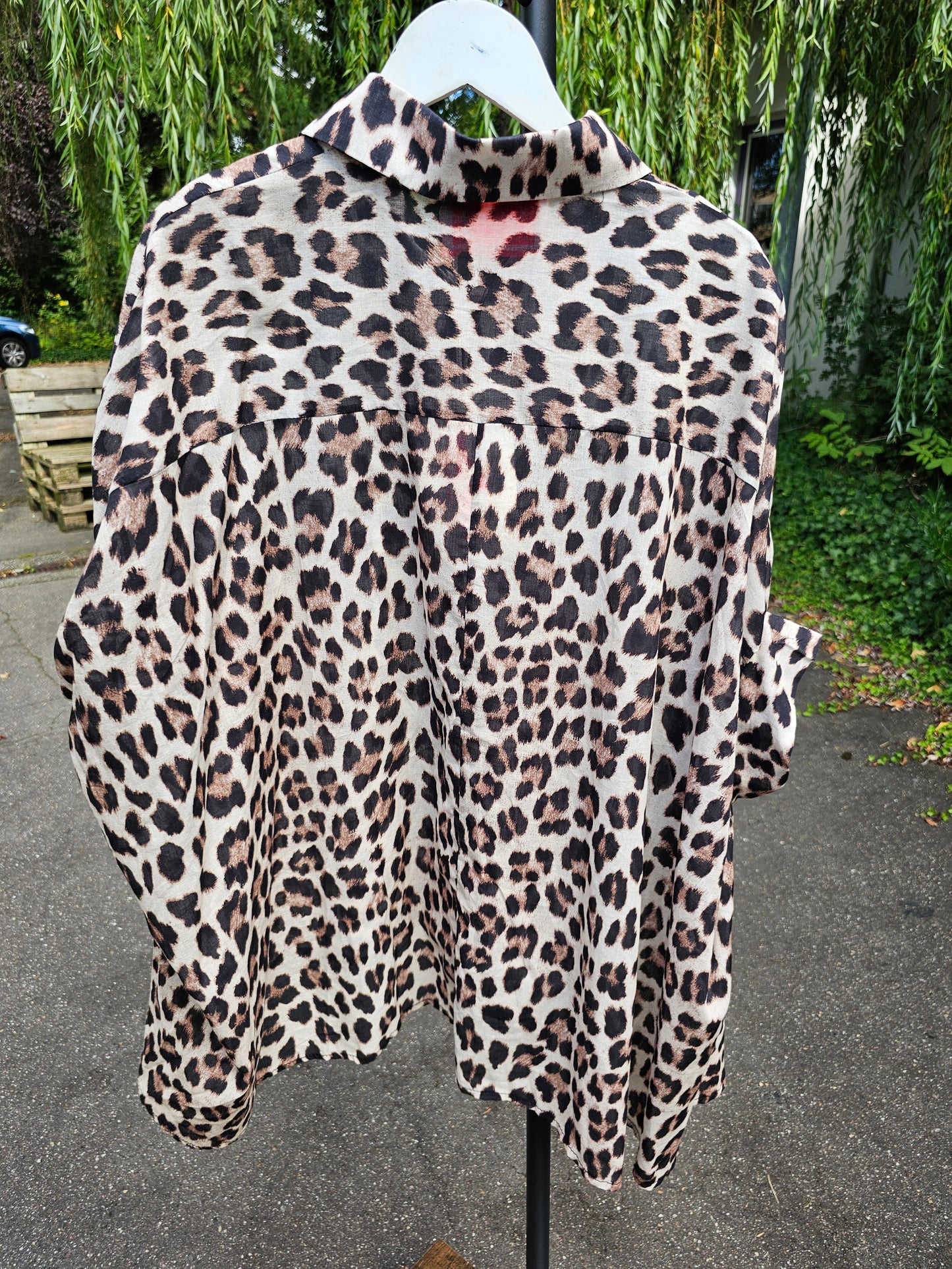 Transparente Bluse mit Leomuster und kurzen Volantärmeln