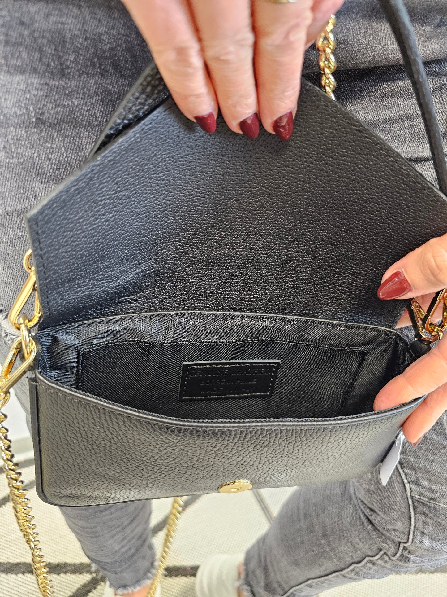 Kleine Leder-Handtasche / Umhängetasche mit goldenen Ketten in verschiedenen Farben