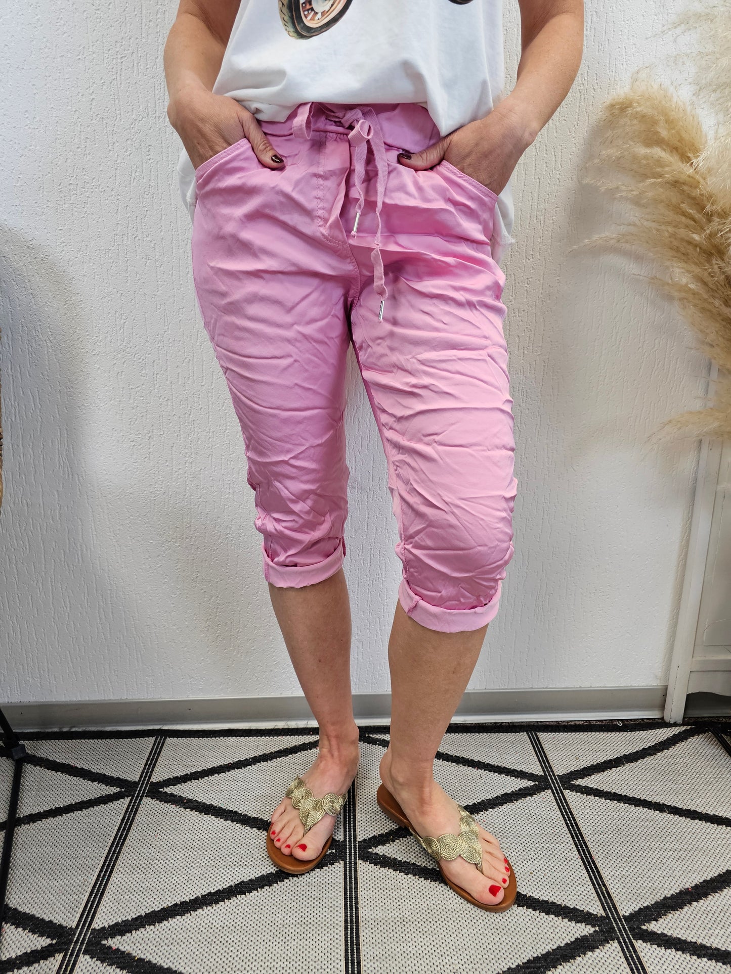 Kurze Capri Satin Jogpants in weiss oder pink.