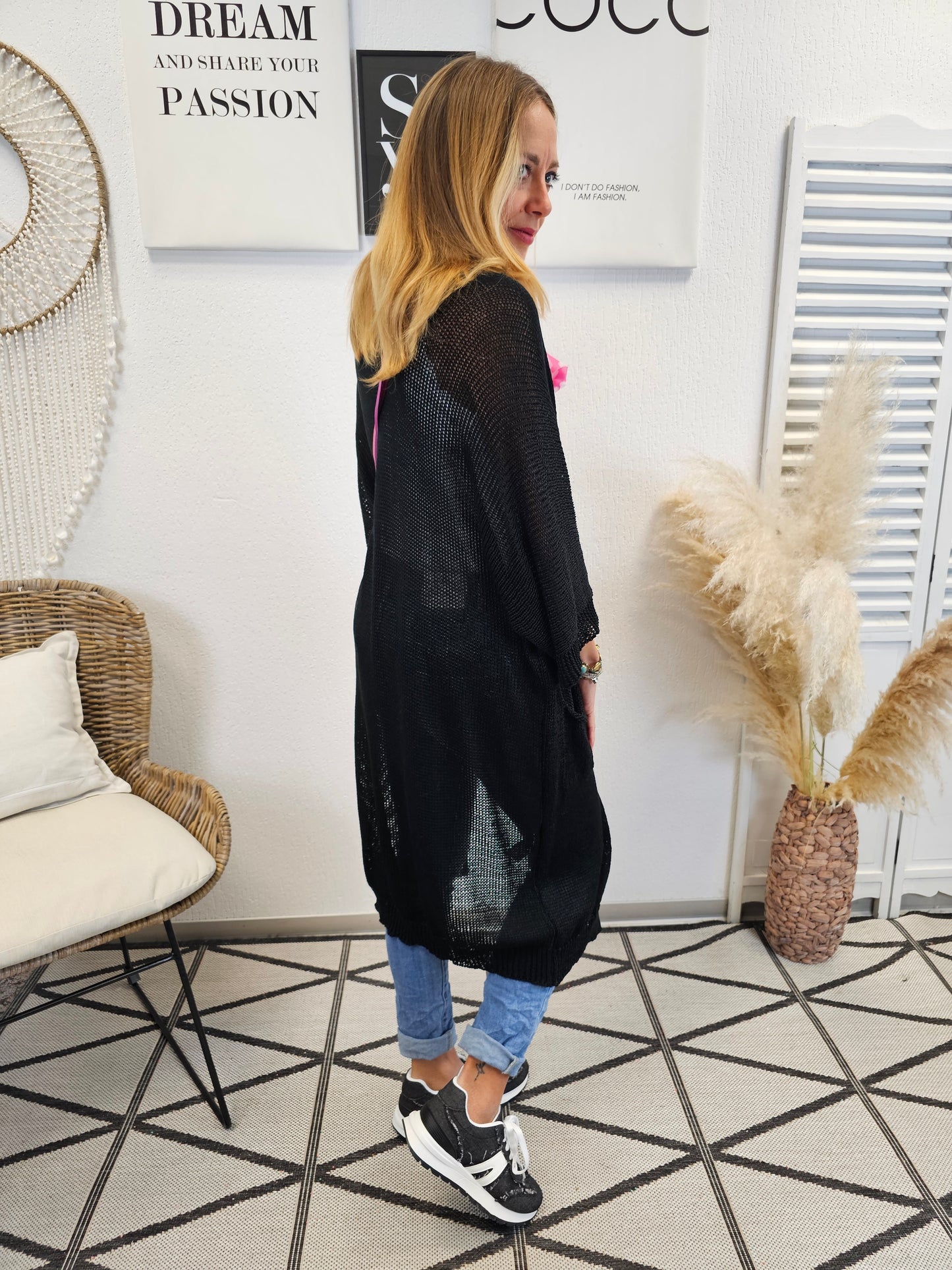 Lange grobgehäkelte Strickjacke mit Taschen in verschiedenen Farben