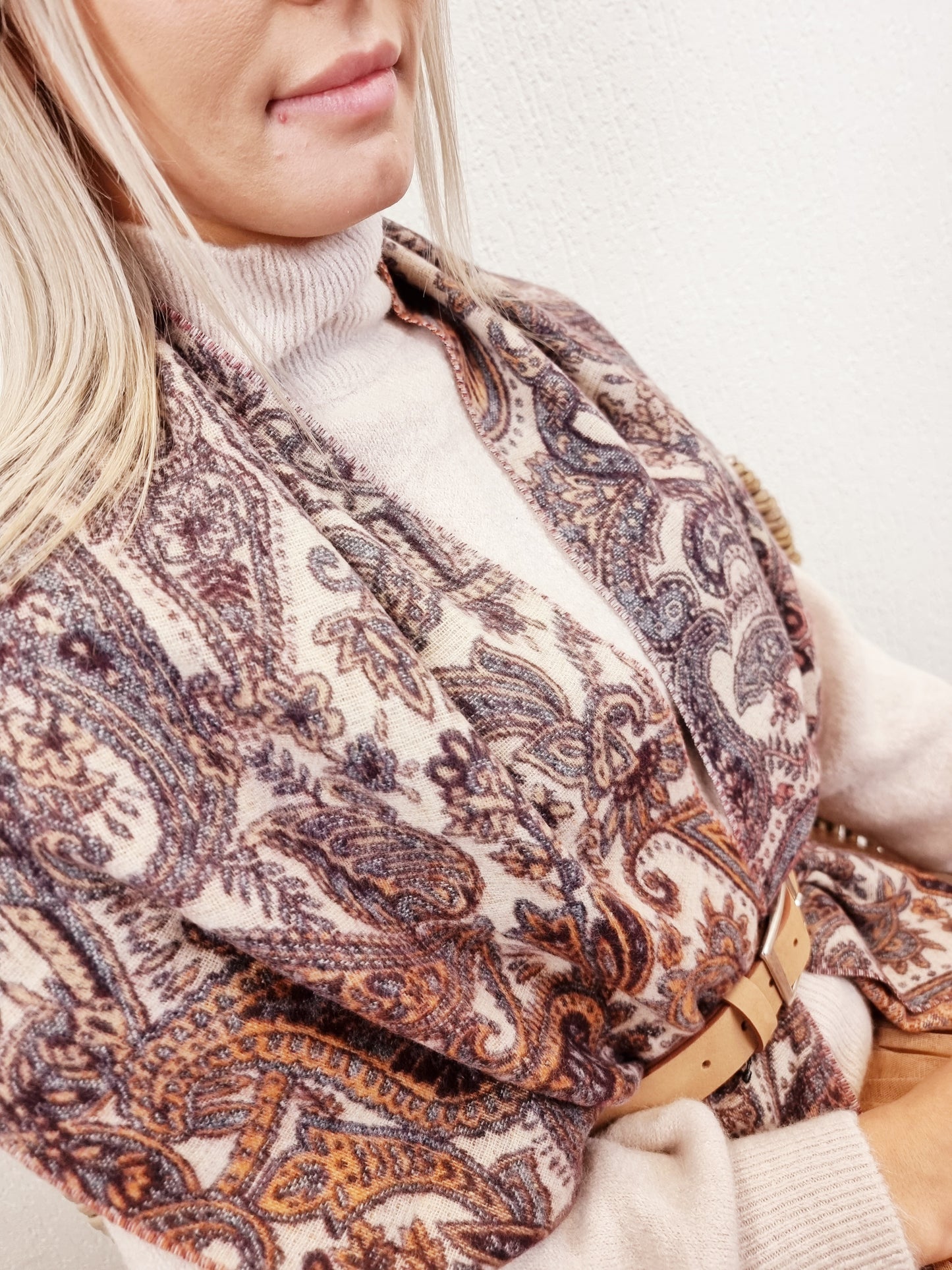 Weicher Schal in Bordeux Farben mit Orient-Blumenmuster